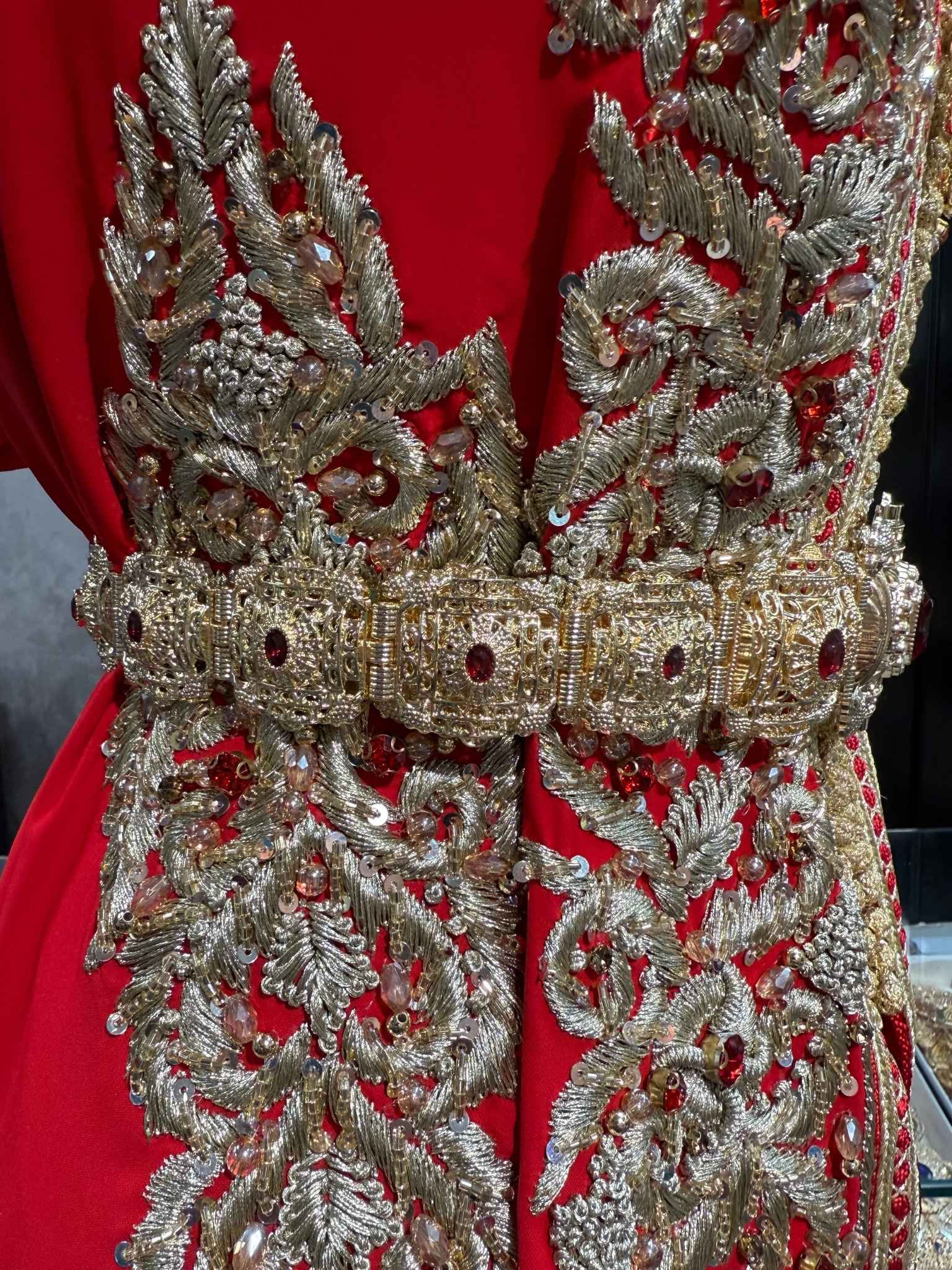 Marokkaanse Taqlidi riem in goud met rode steen, ideaal voor takshita of kaftan. Verstelbaar en stijlvol ontwerp.