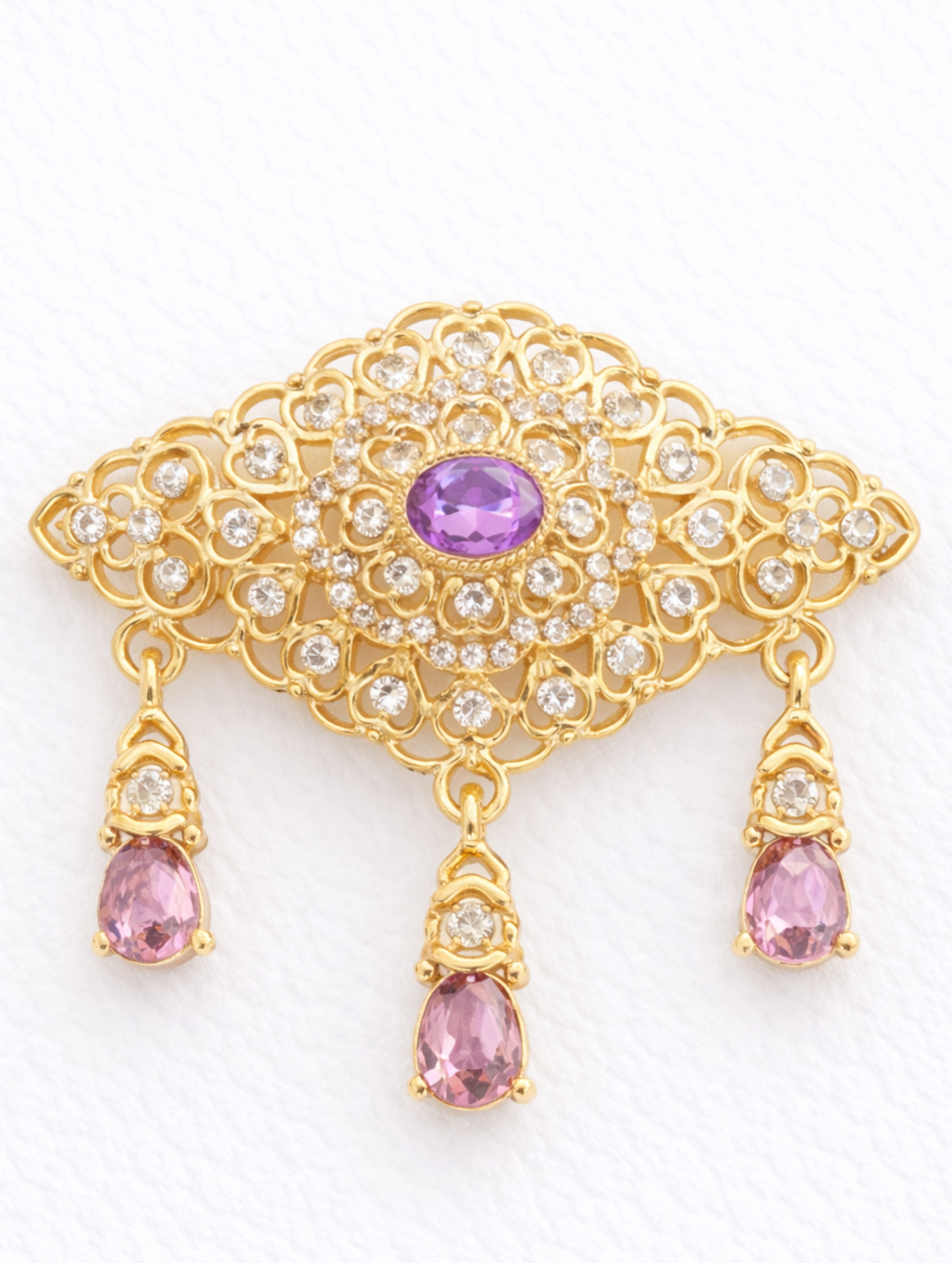 Gouden broche met lichtpaarse stenen in Marokkaanse stijl, uitgevoerd in goudkleurige afwerking met zachte lichtpaarse tinten, geschikt voor feestelijke en elegante gelegenheden.