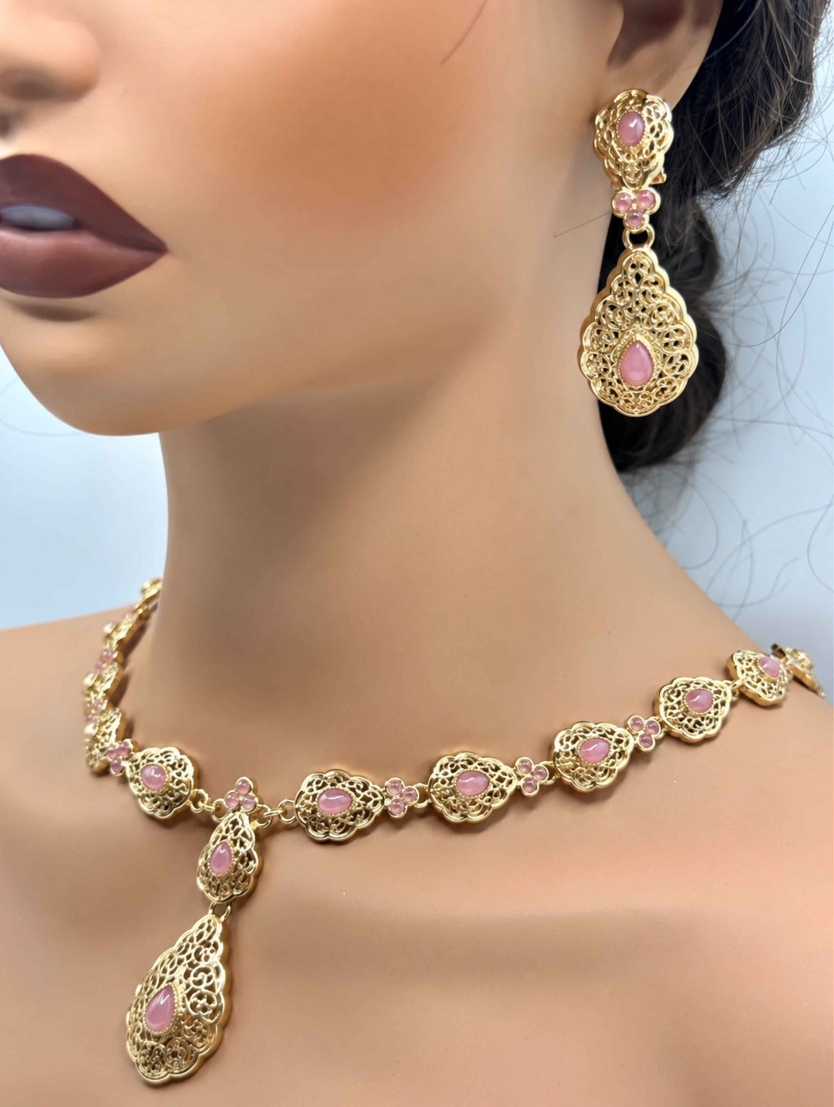 Gouden Marokkaanse sieradenset met oudroze stenen, bestaande uit een in lengte verstelbare ketting en bijpassende oorbellen.