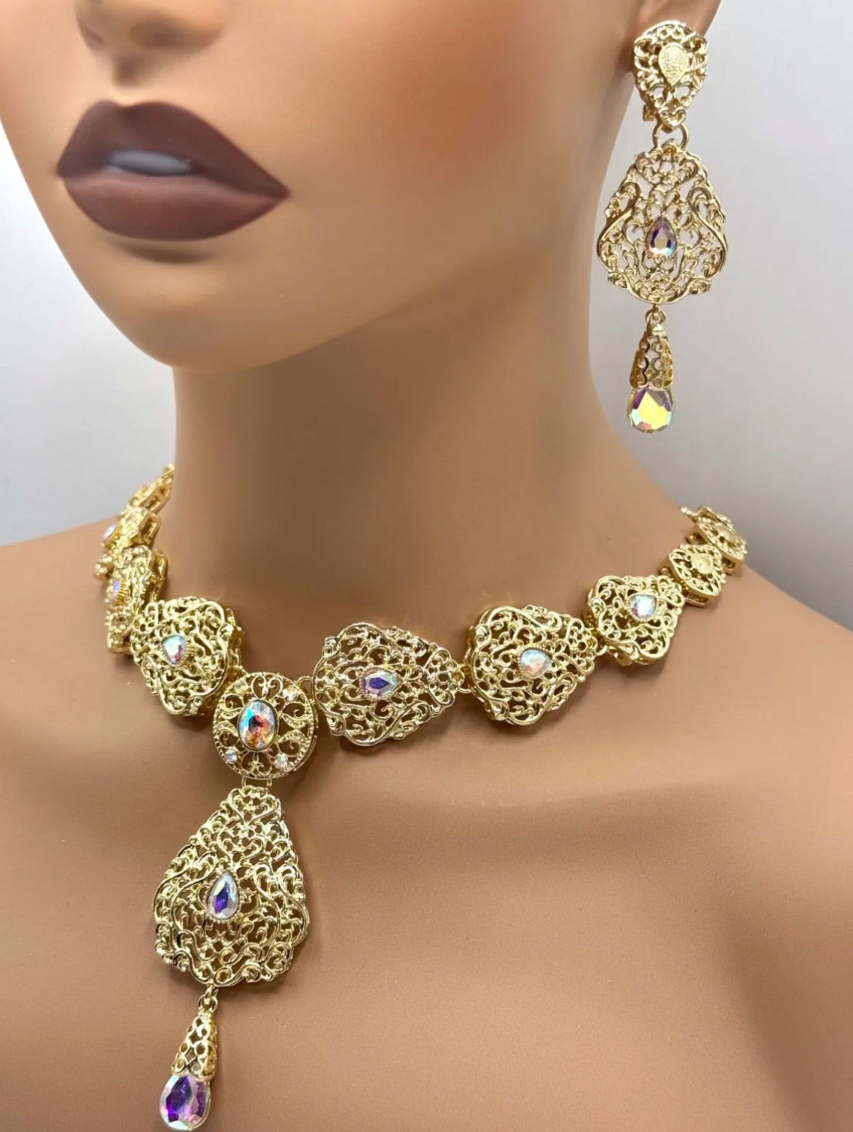 Elegante gouden ketting met oorbellen met AB stenen, ideaal bij een takshita of feestelijke outfit.