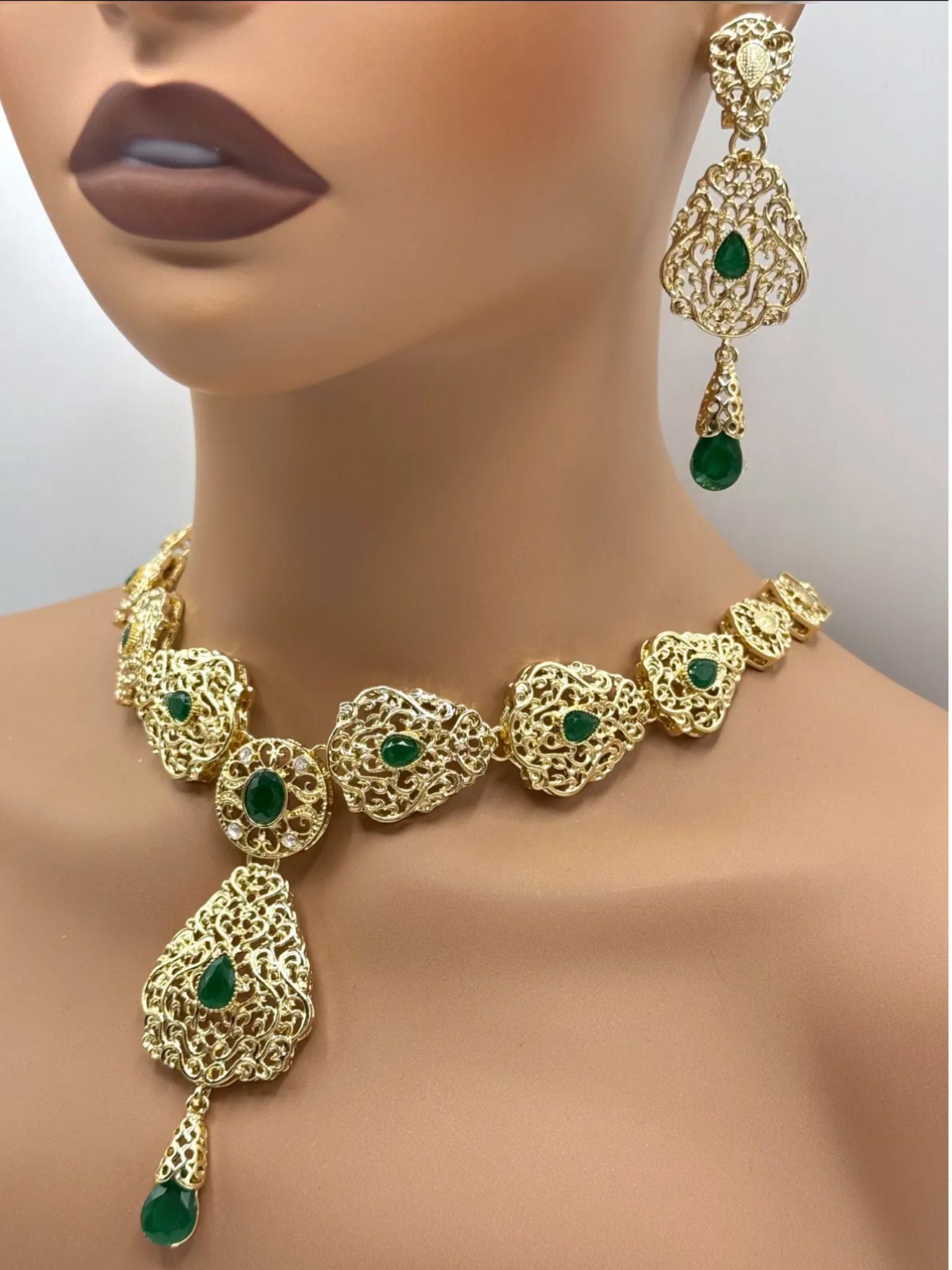 Gouden ketting met bijpassende oorbellen met groene stenen, voor takshita of feestkleding.