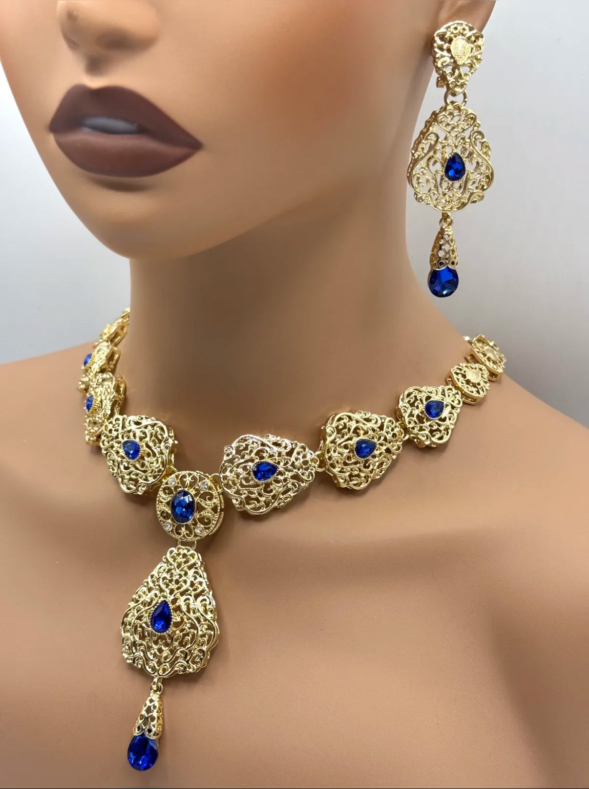 Elegante gouden ketting met oorbellen met kobaltblauwe stenen, ideaal bij een takshita of feestelijke outfit.