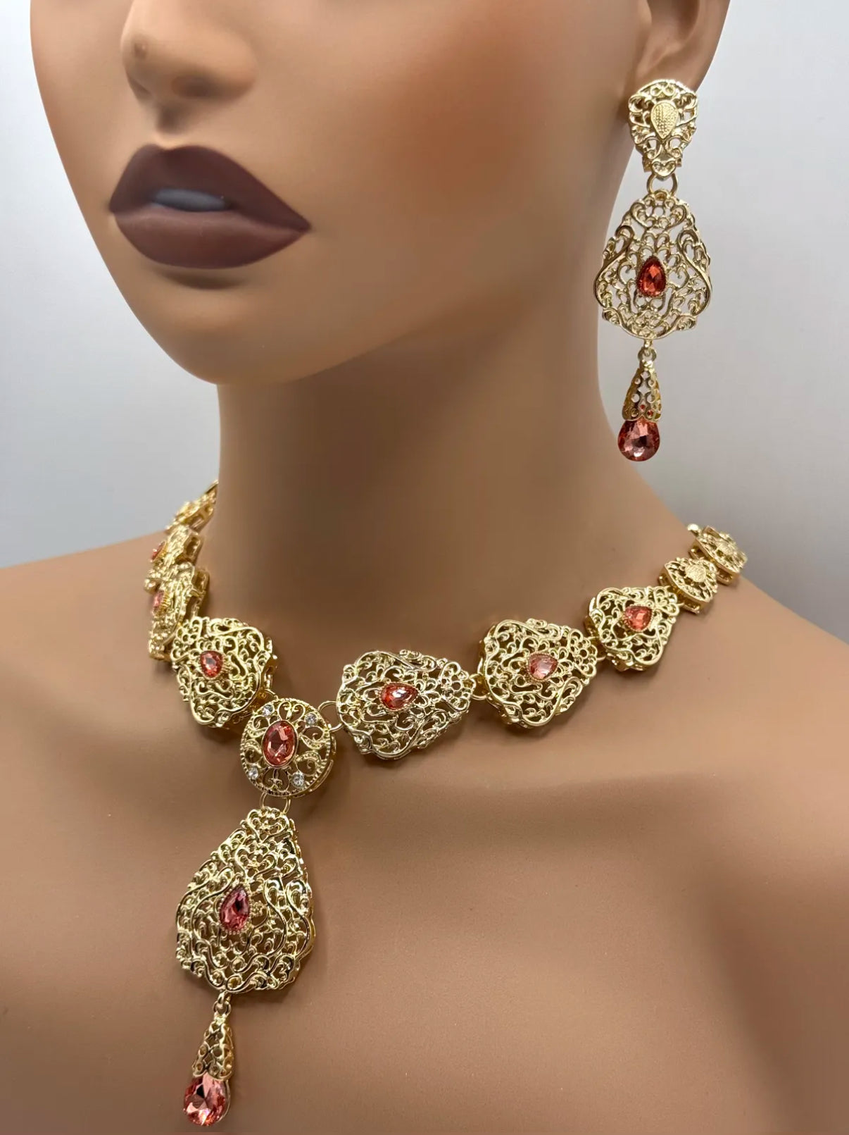 Elegante gouden ketting met oorbellen met koraal stenen, ideaal bij een takshita of feestelijke outfit.