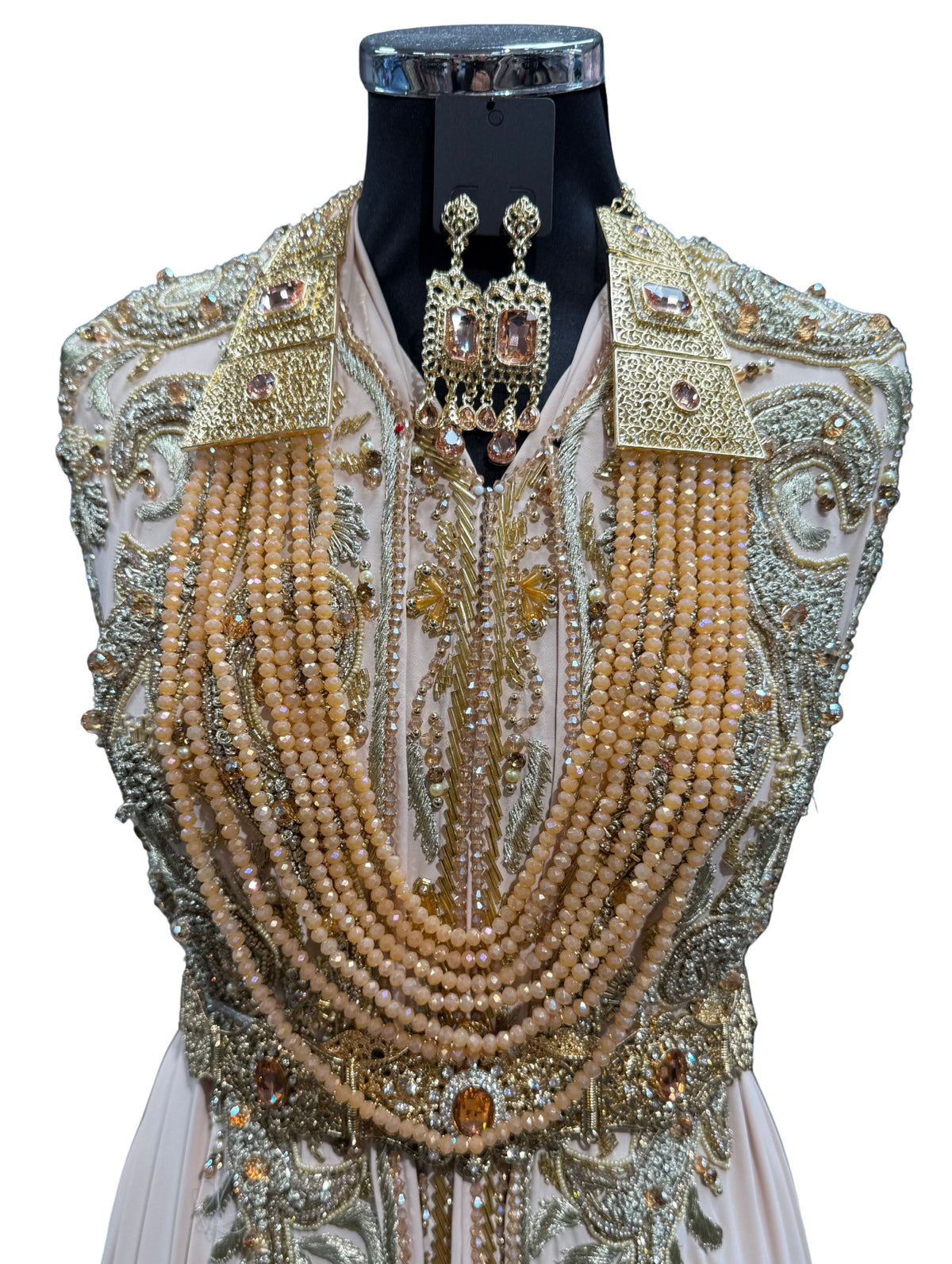 Gouden Marokkaanse kralenketting met zalmkleurige stenen, meerdere lagen kralen en bijpassende oorbellen.