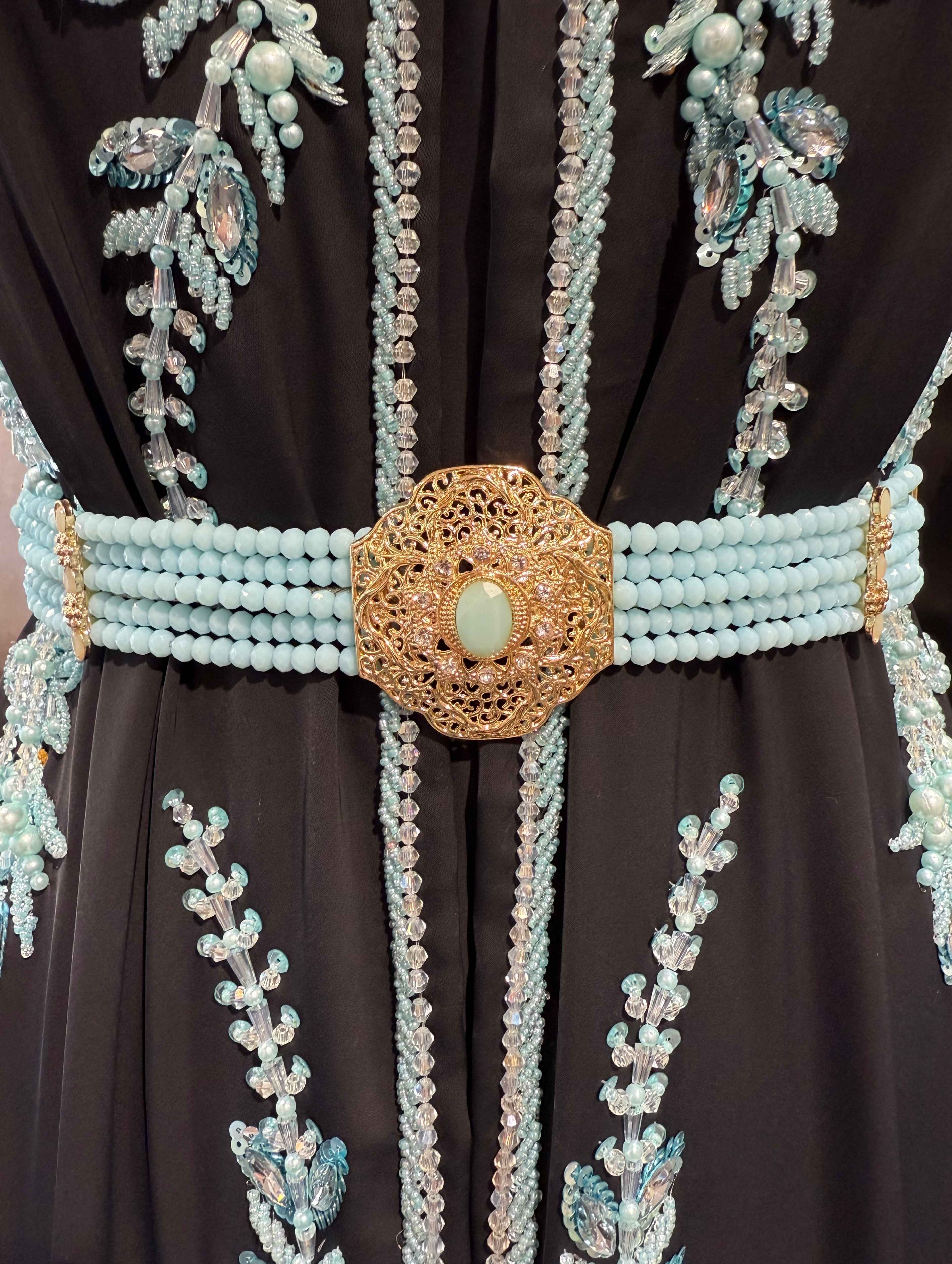 Vooraanzicht van gouden riem met lichtblauwe stenen en kralen