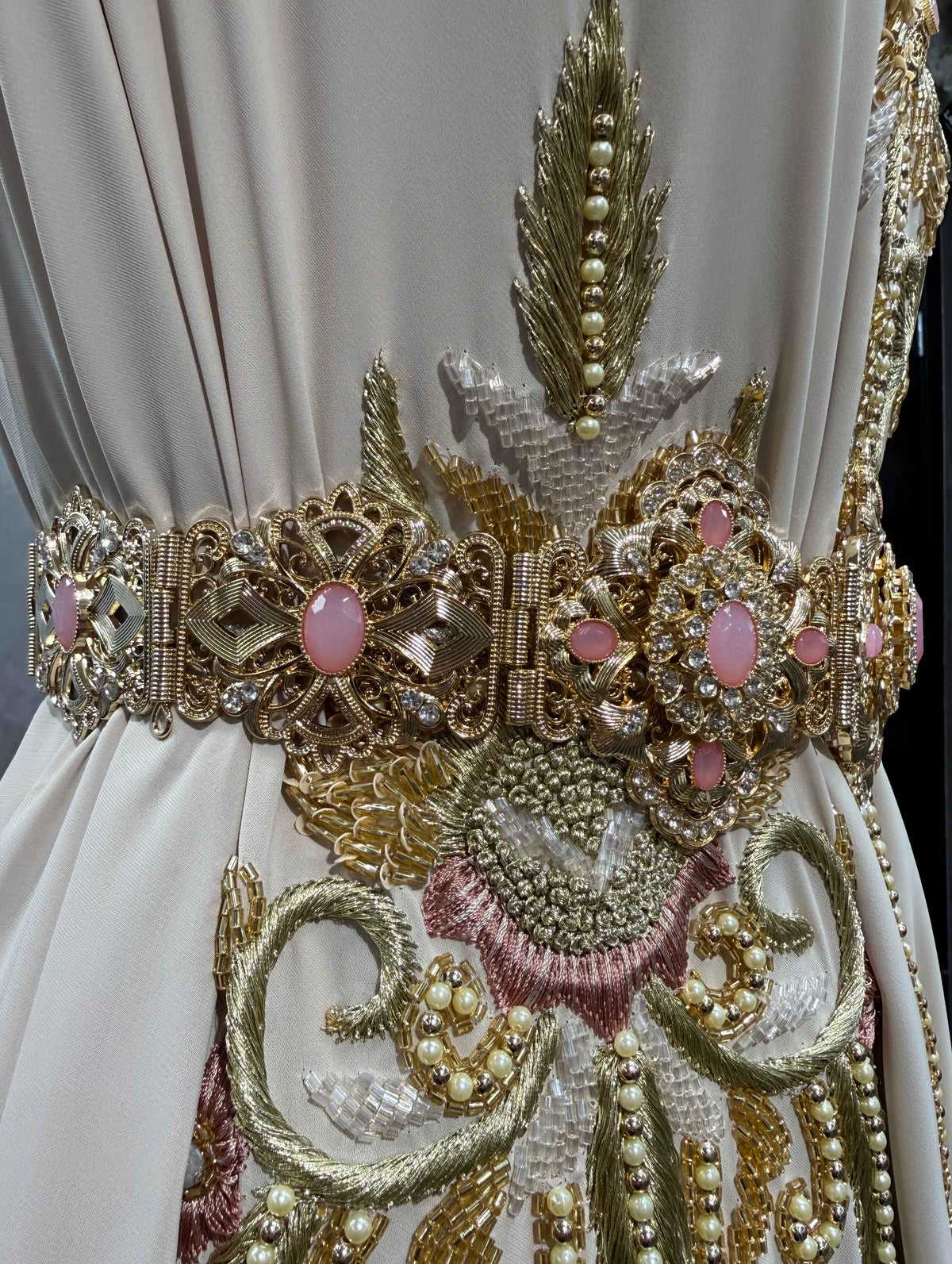 Marokkaanse gouden mdamma riem met oudroze stenen, geschikt voor een kaftan, takshita of galajurk.
