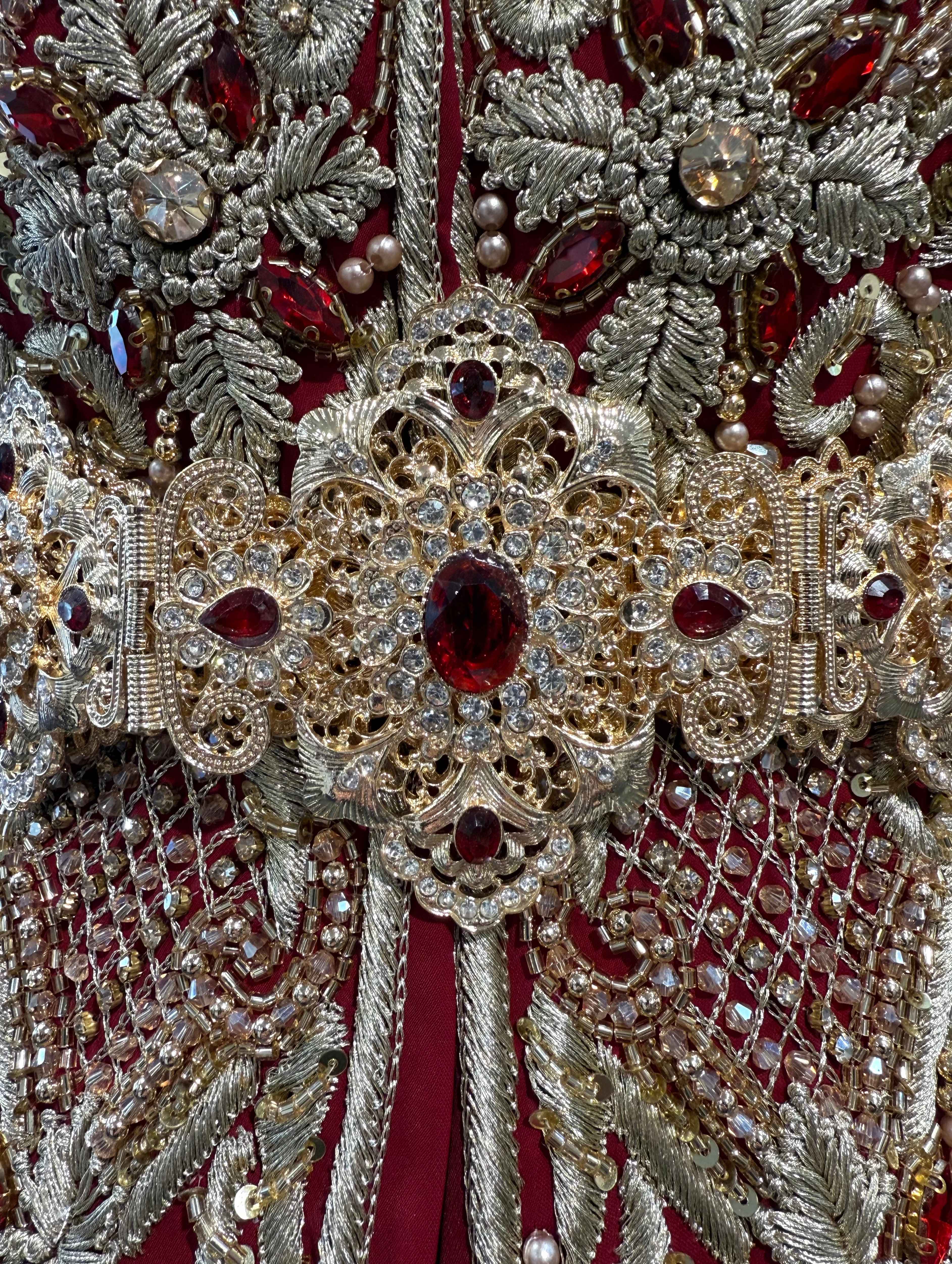 Close-up van rode stenen op gouden riem