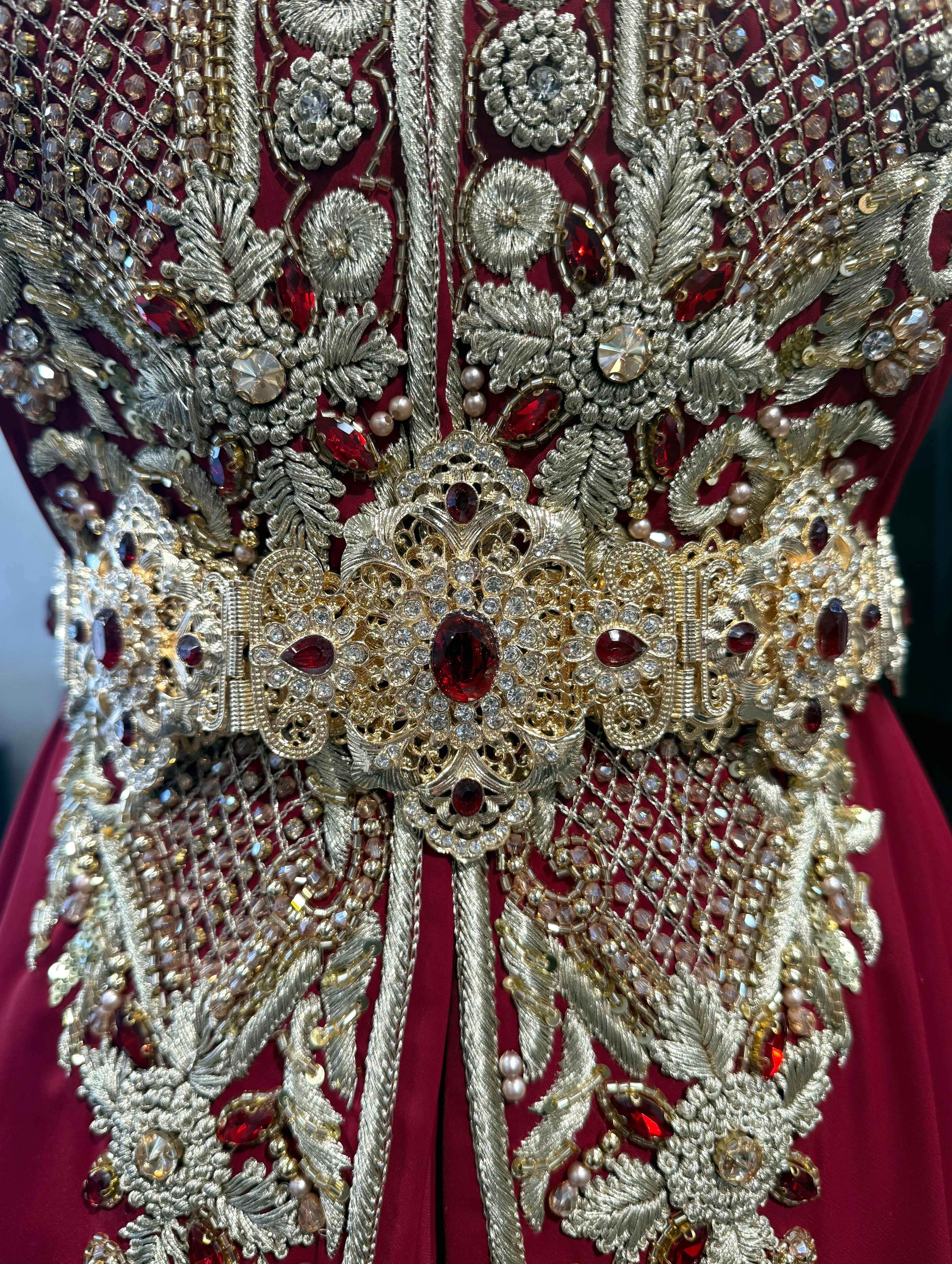 Vooraanzicht van gouden riem met rode stenen