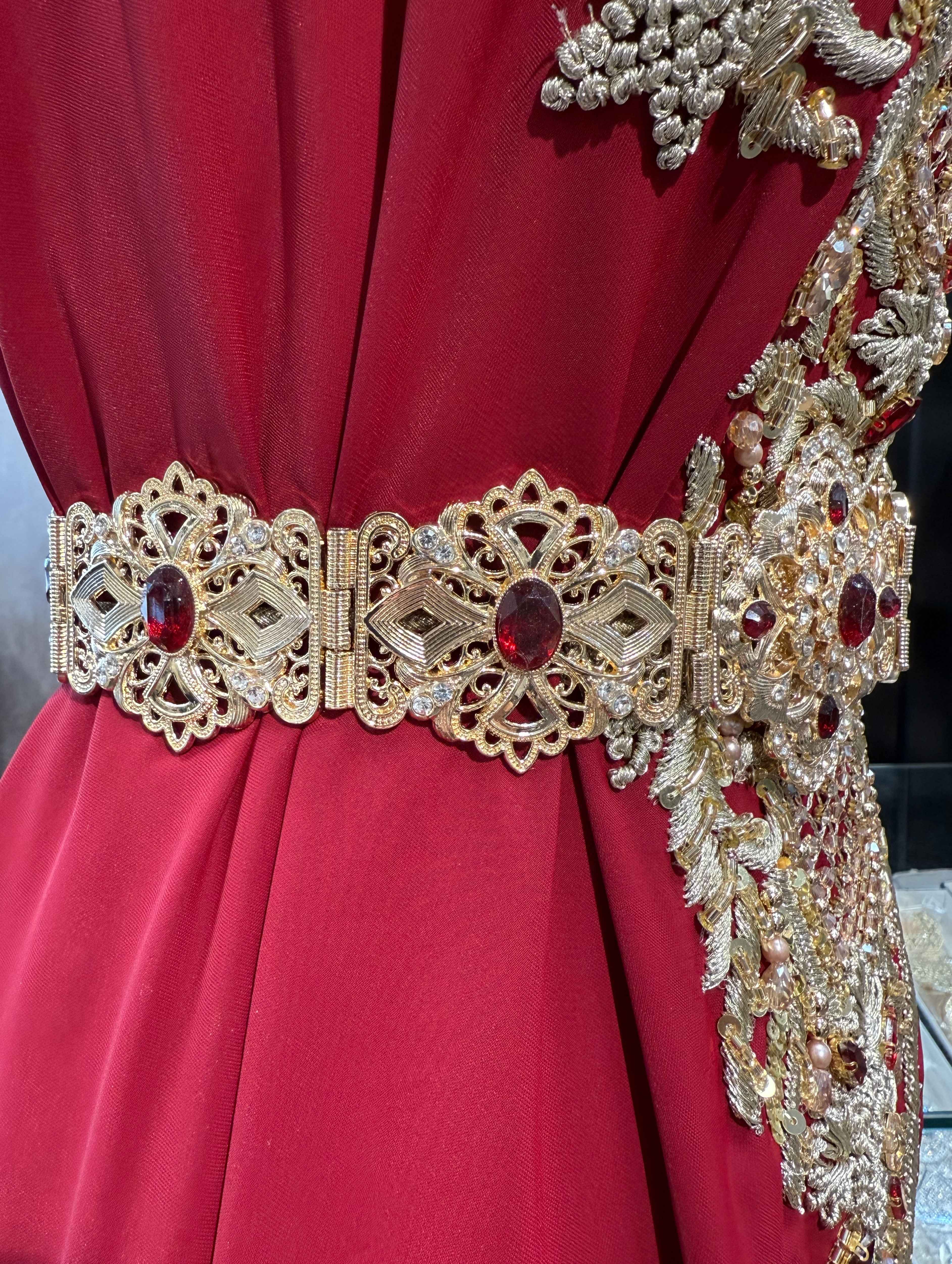 Zijaanzicht van gouden riem met rode stenen