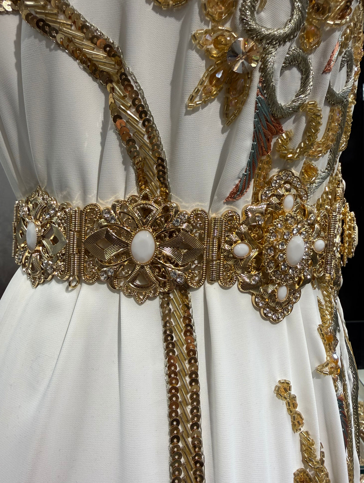 Marokkaanse gouden mdamma riem met witte stenen, geschikt voor een kaftan, takshita of galajurk.