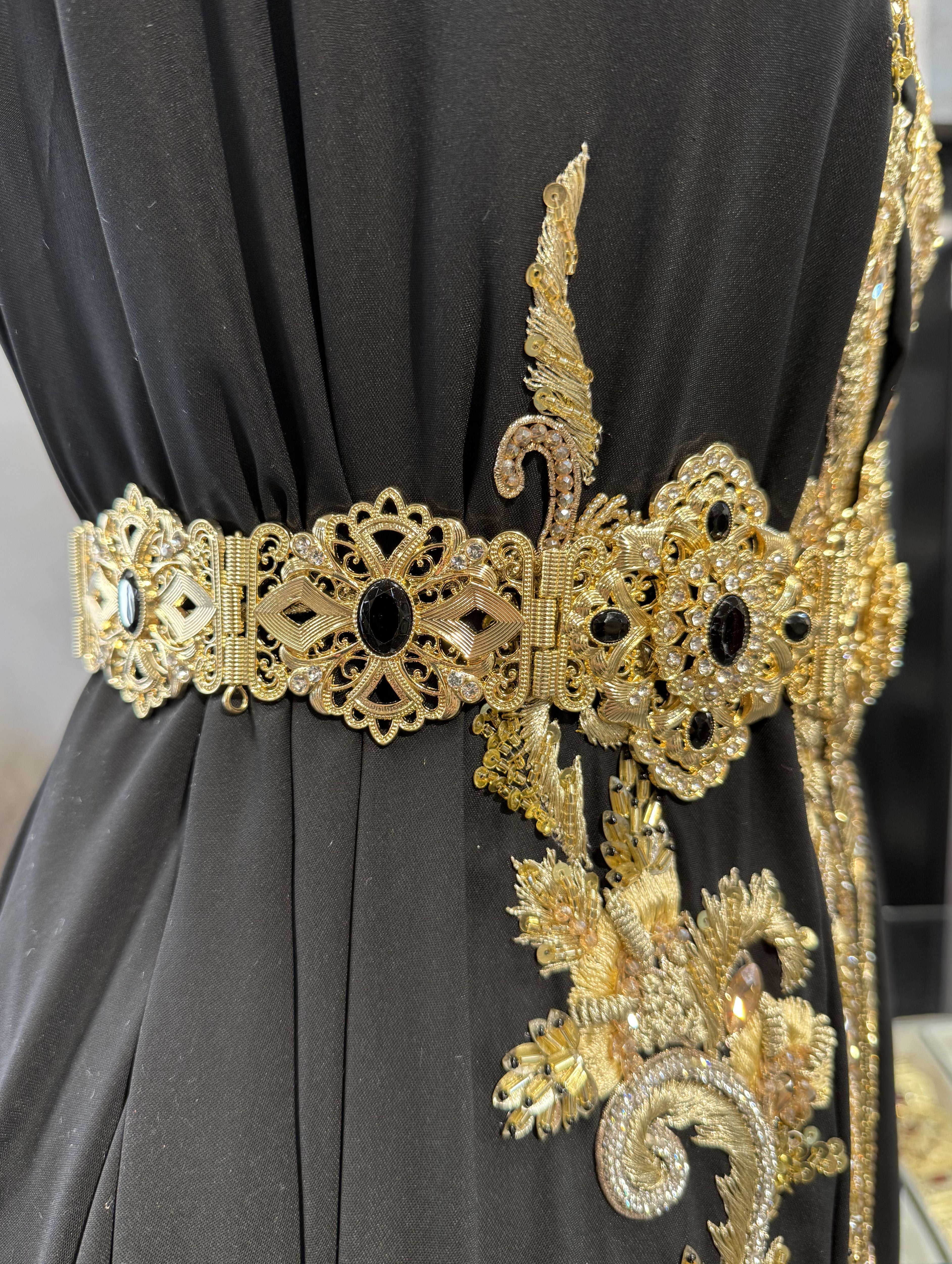 Zijaanzicht van gouden riem met zwarte stenen