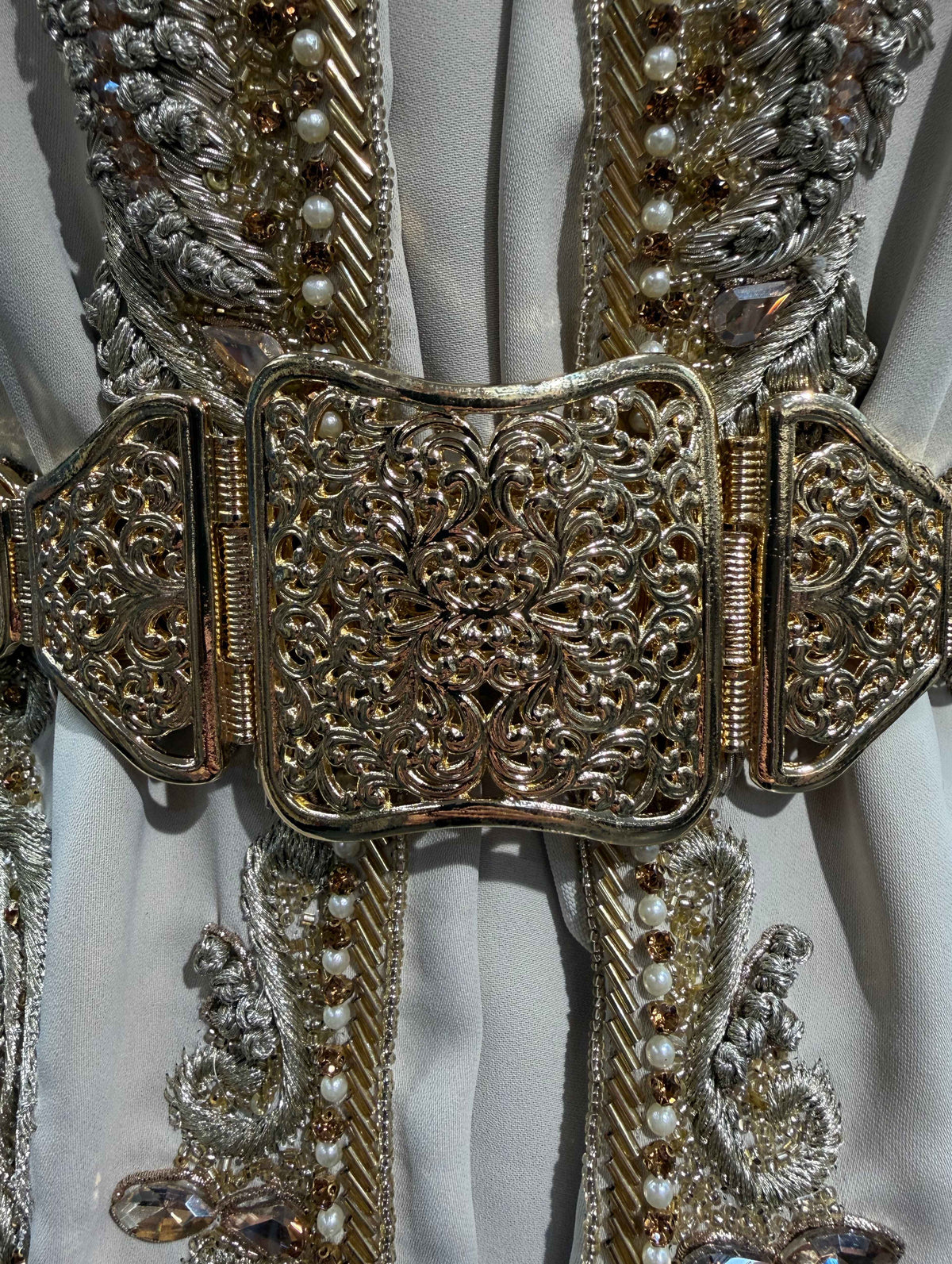 Gouden Marokkaanse mdamma riem zonder stenen, geschikt voor een kaftan, takshita of galajurk.