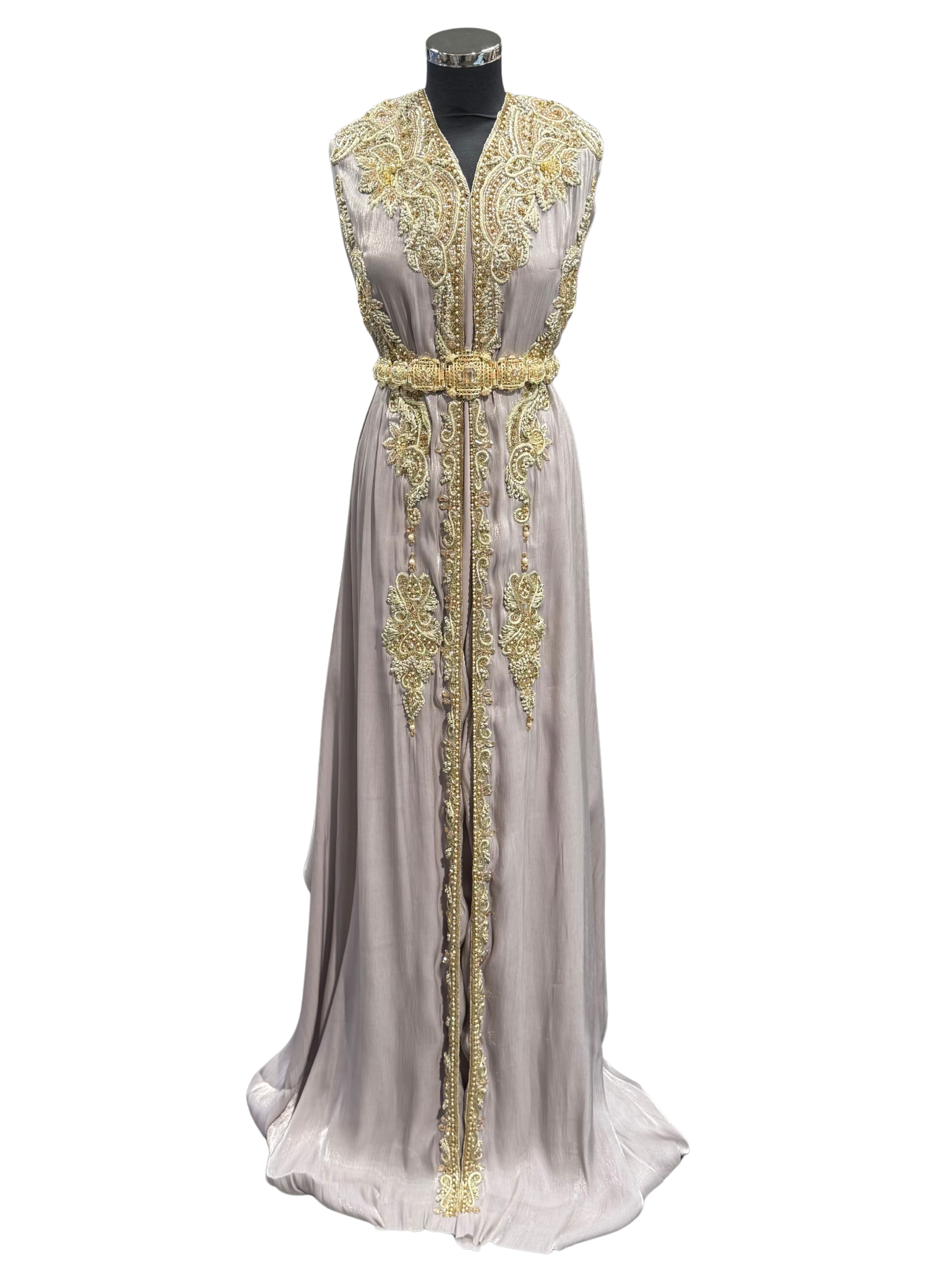 Voorkant van grijstaupe soepel vallende organza stof met zachte glans, afgewerkt met goudkleurig borduurwerk en kraaltjes.
