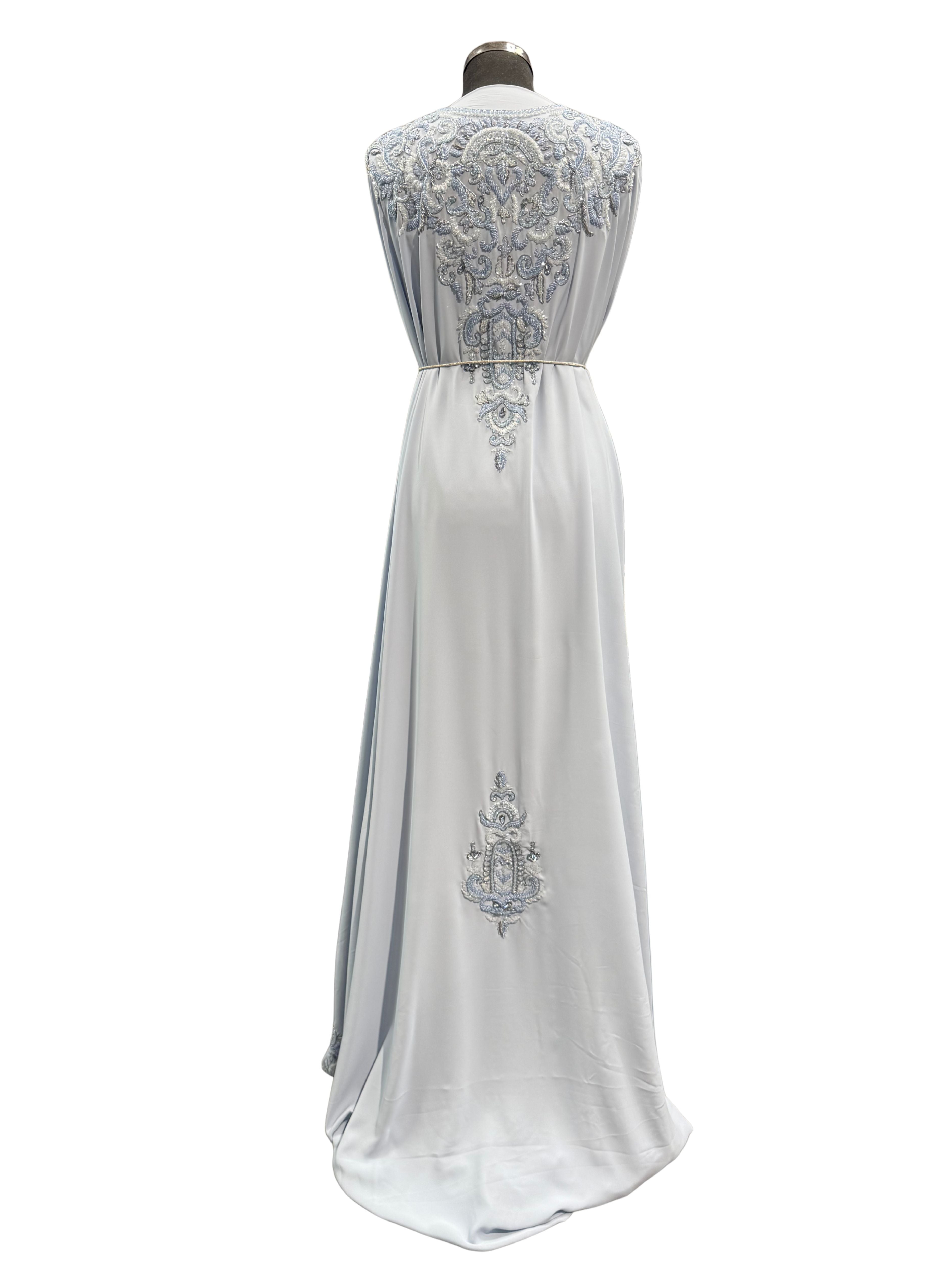 IJsblauwe crêpe caftan stof met tone-on-tone borduursels, kralen en zilverkleurige details.