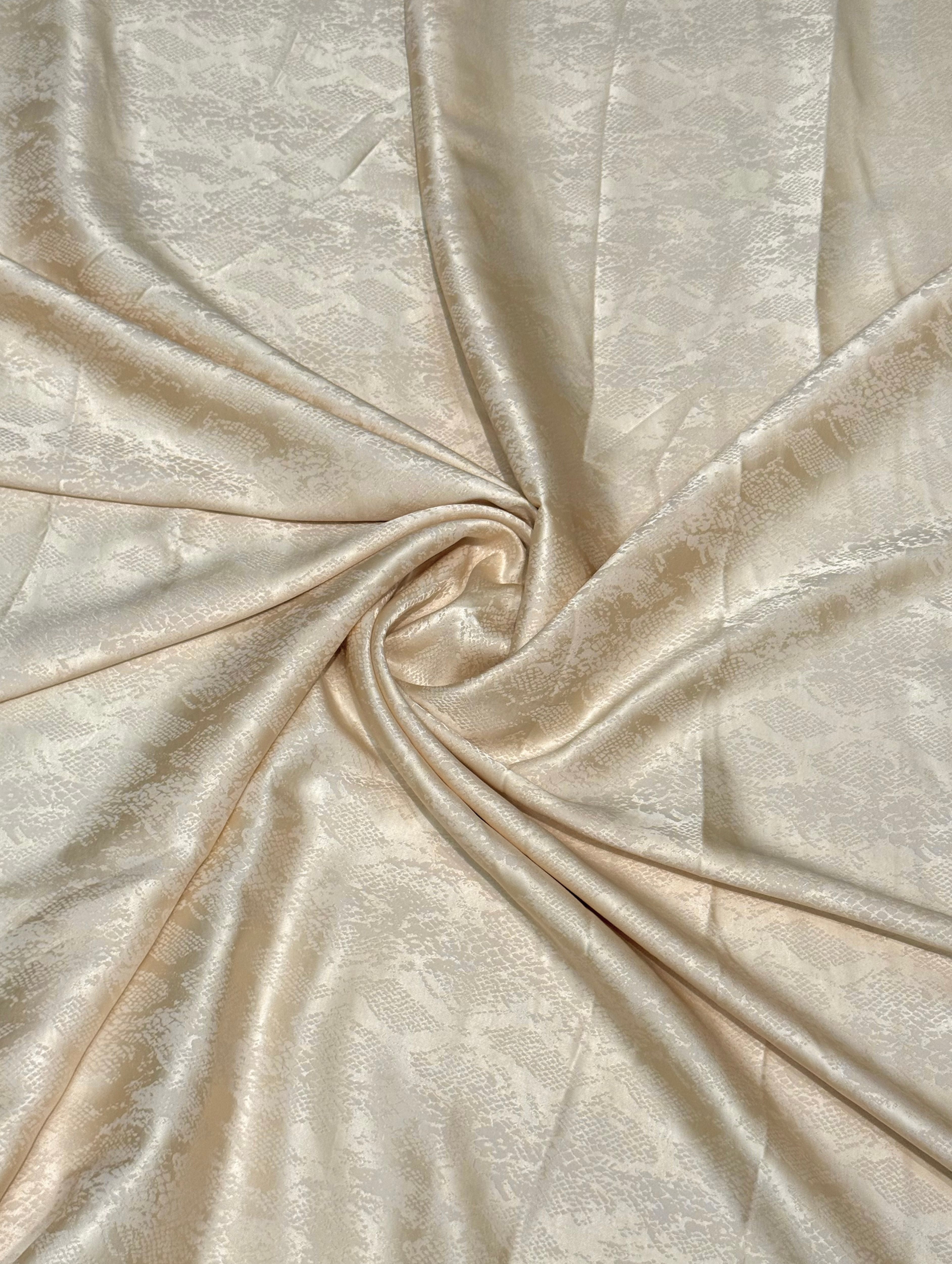 Kamkha stof donker crème met slangenprint en subtiel mat- en glanseffect.