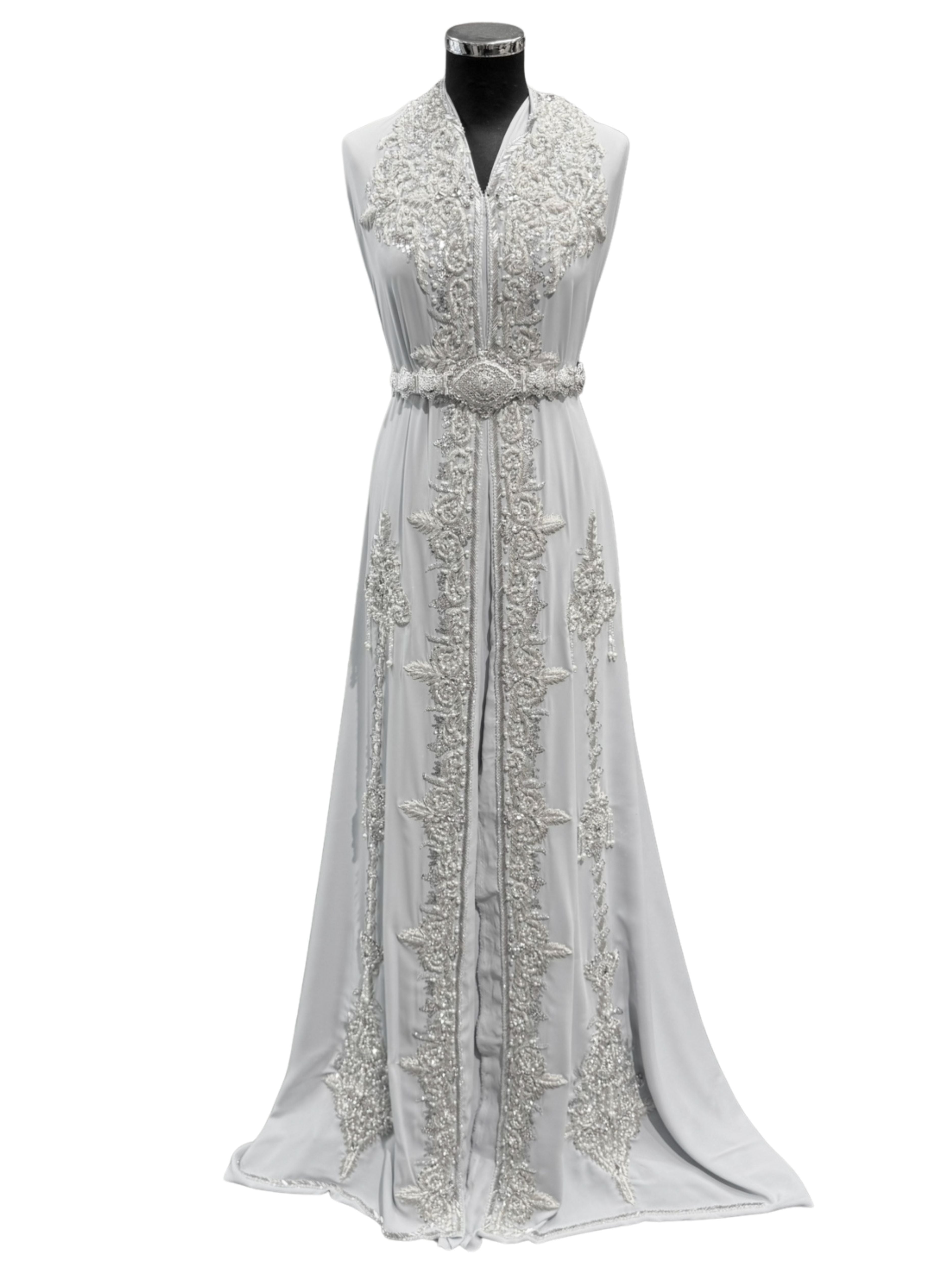 Voorkant van licht grijze caftan of takshita stof met zilveren borduursel, steentjes en parels