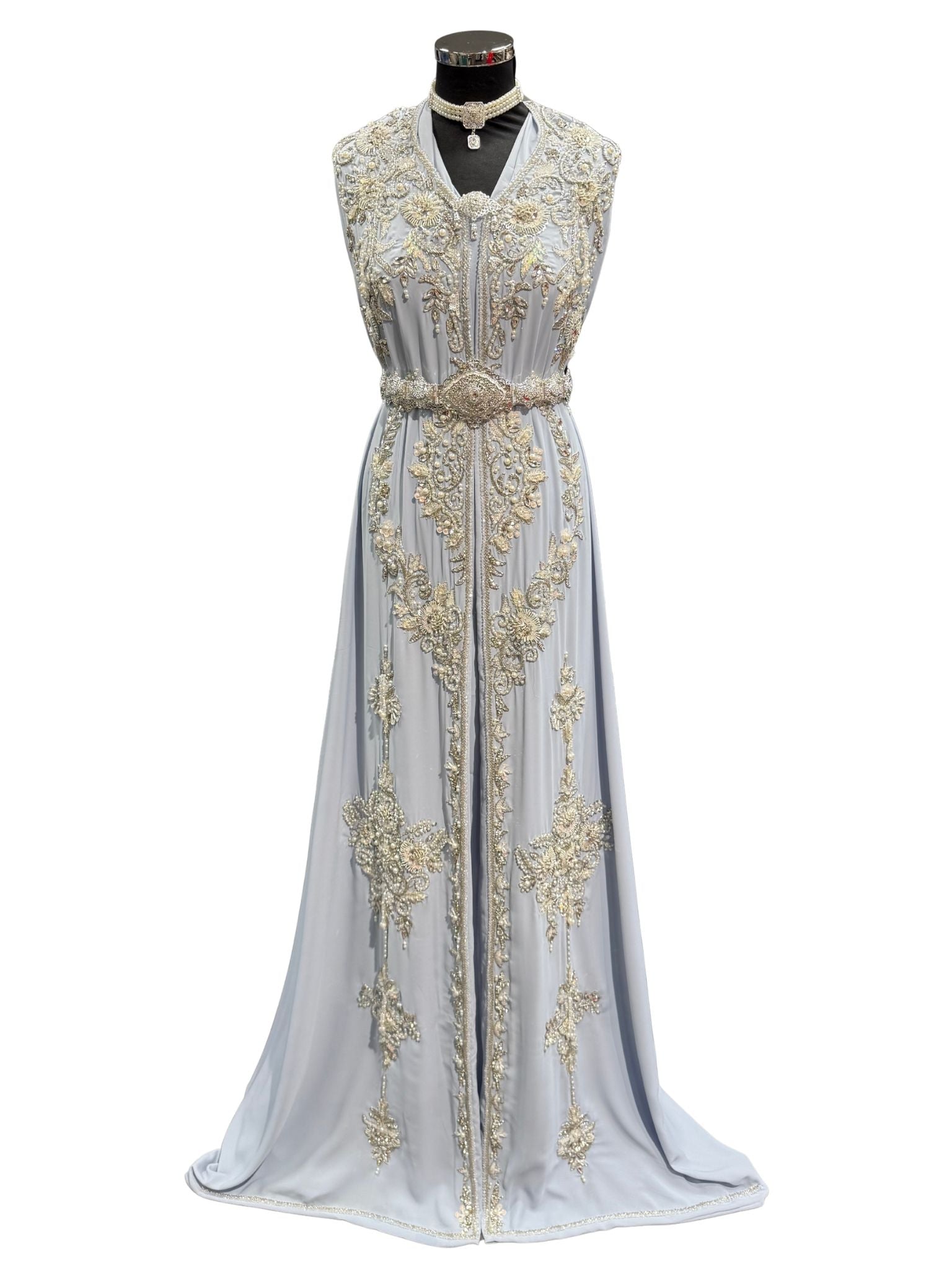 Luxe lichtblauwe caftan stof met elegante zilveren bewerking, ideaal voor takshita, kaftan of feestelijke Marokkaanse jurken.