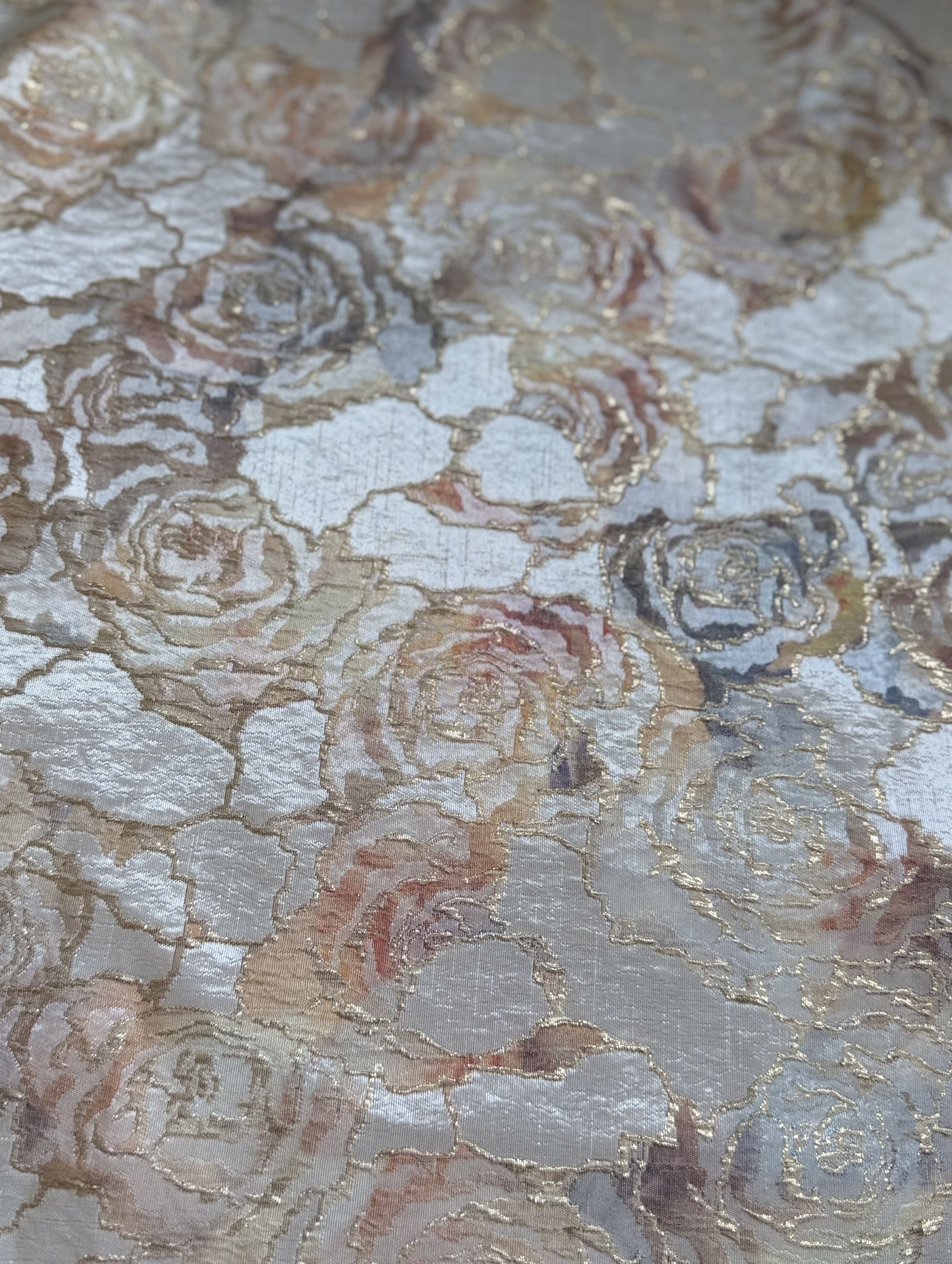 Luxe soepelvallende champagne brokaat stof met een rozenprint in lichtzalm, crème, grijze en blauwe tinten. Perfect voor Marokkaanse kleding zoals takshita's en caftans.