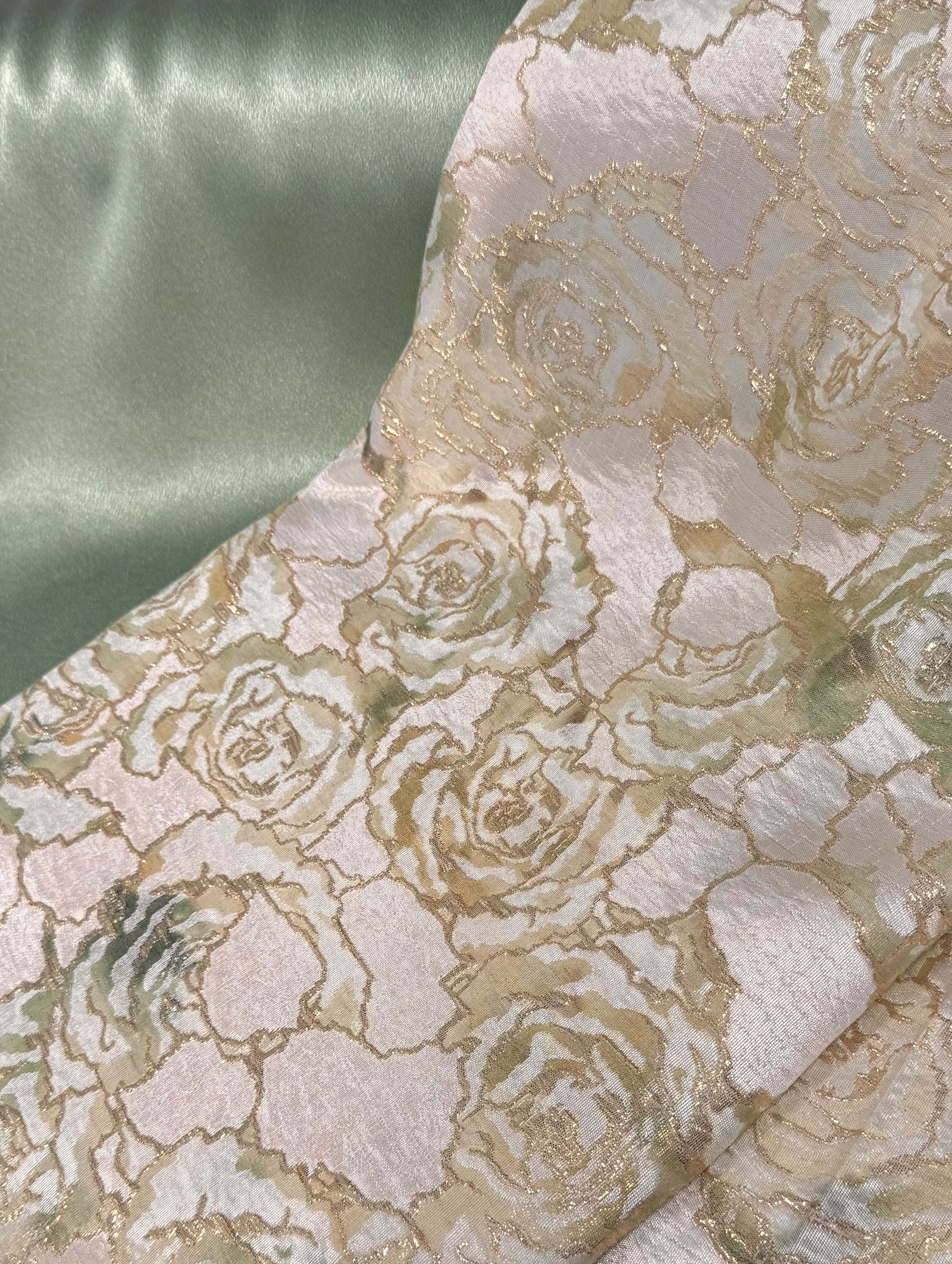 Luxe soepelvallende champagne brokaat stof met een rozenprint in verschillende tinten mintgroen. Perfect voor Marokkaanse kleding zoals takshita's en caftans.