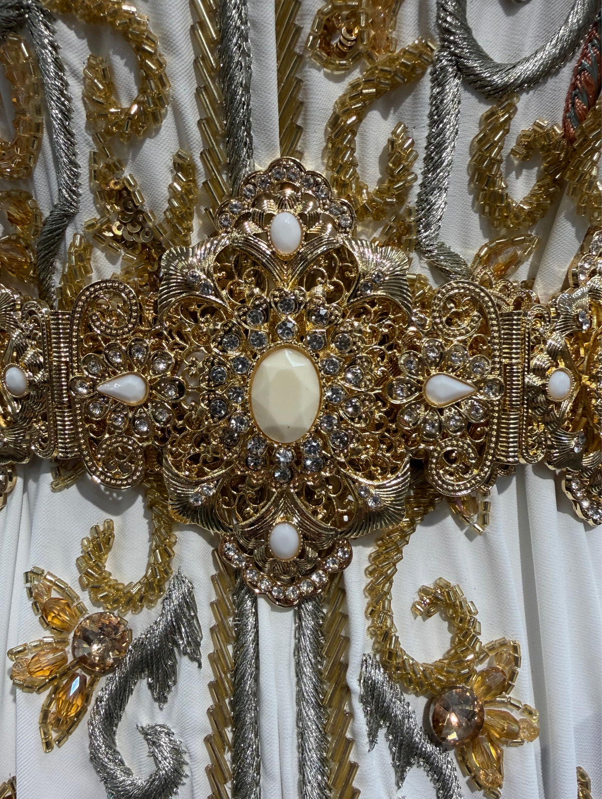 Marokkaanse gouden mdamma riem met witte stenen, geschikt voor een kaftan, takshita of galajurk.