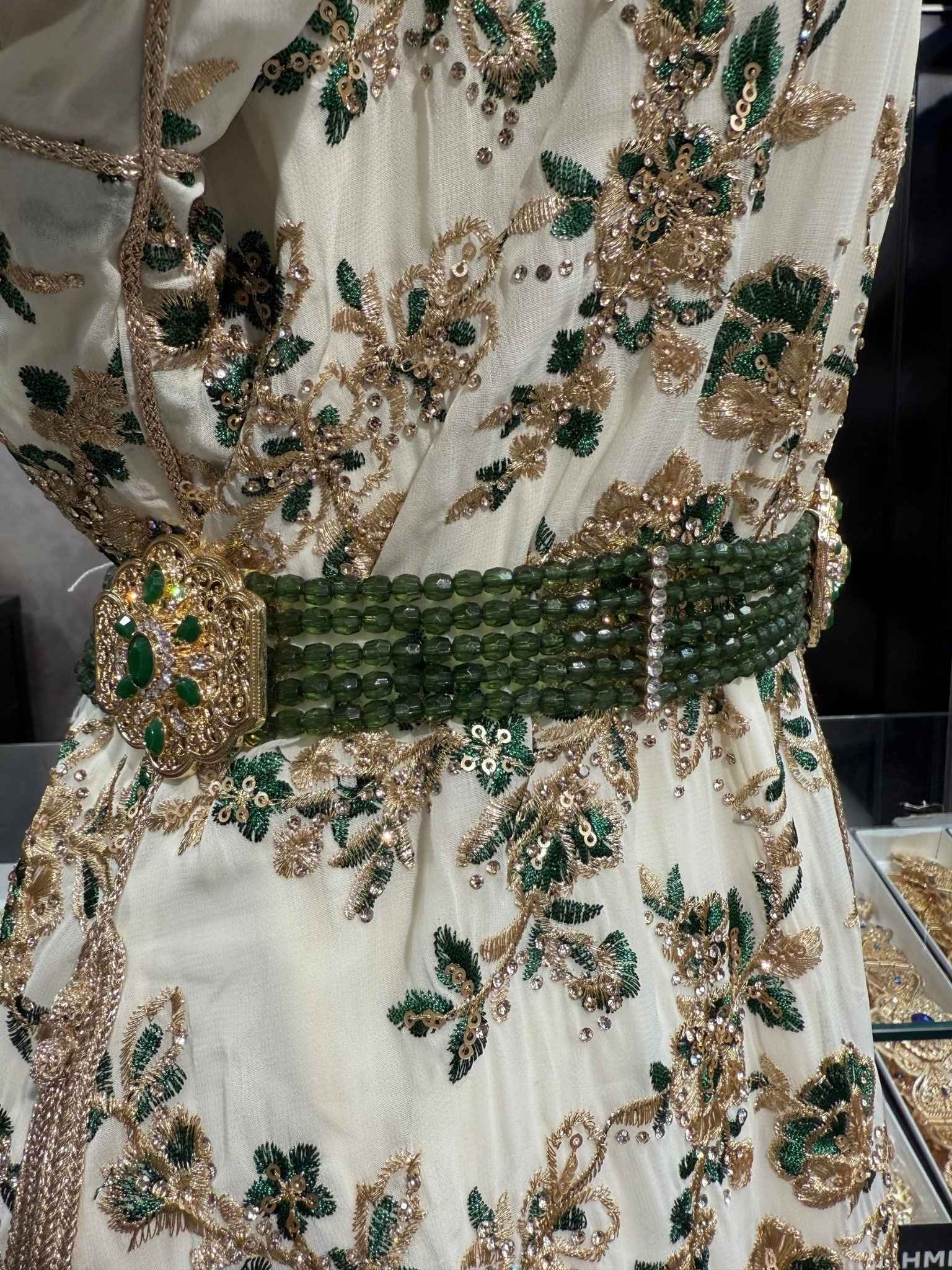 Groene Marokkaanse mamma riem met gouden afwerking voor caftan of takshita.