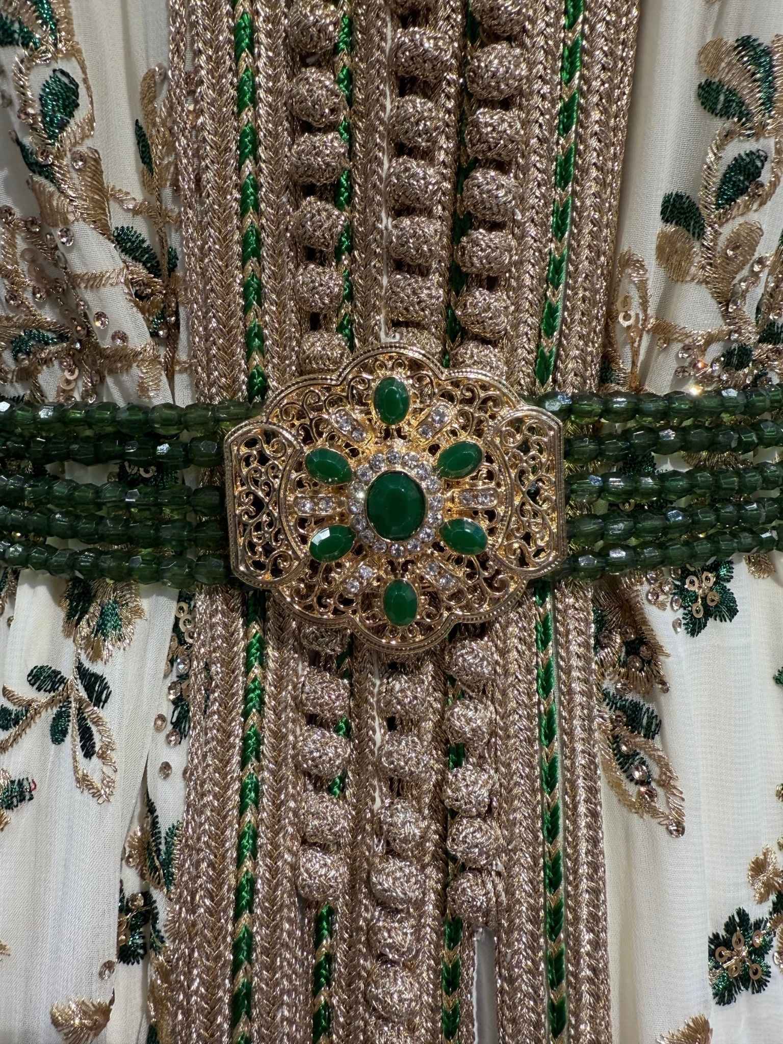 Groene Marokkaanse mdamma riem met gouden afwerking voor caftan of takshita.