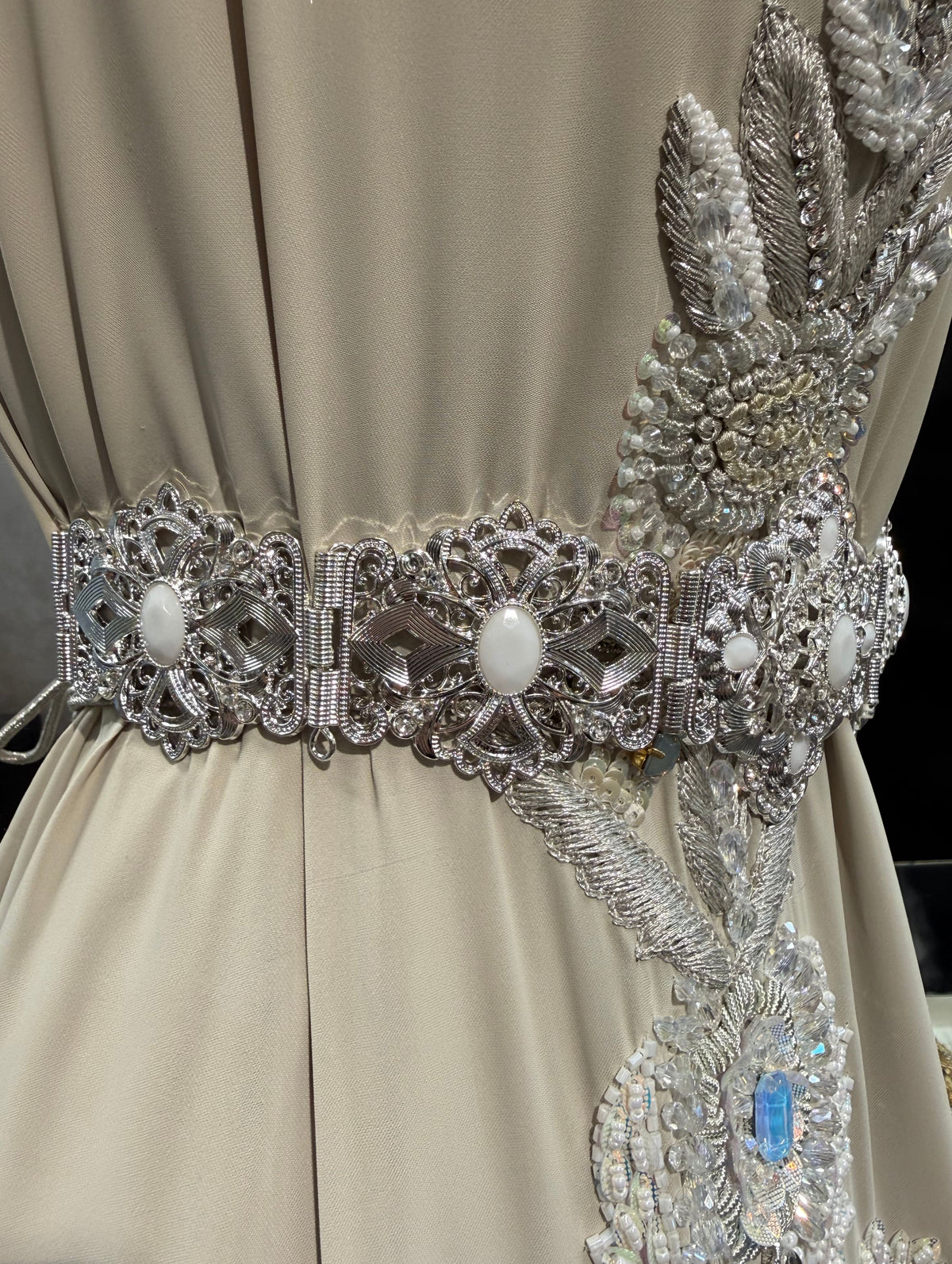 Marokkaanse zilveren mdamma riem met witte stenen, geschikt voor een kaftan, takshita of galajurk.