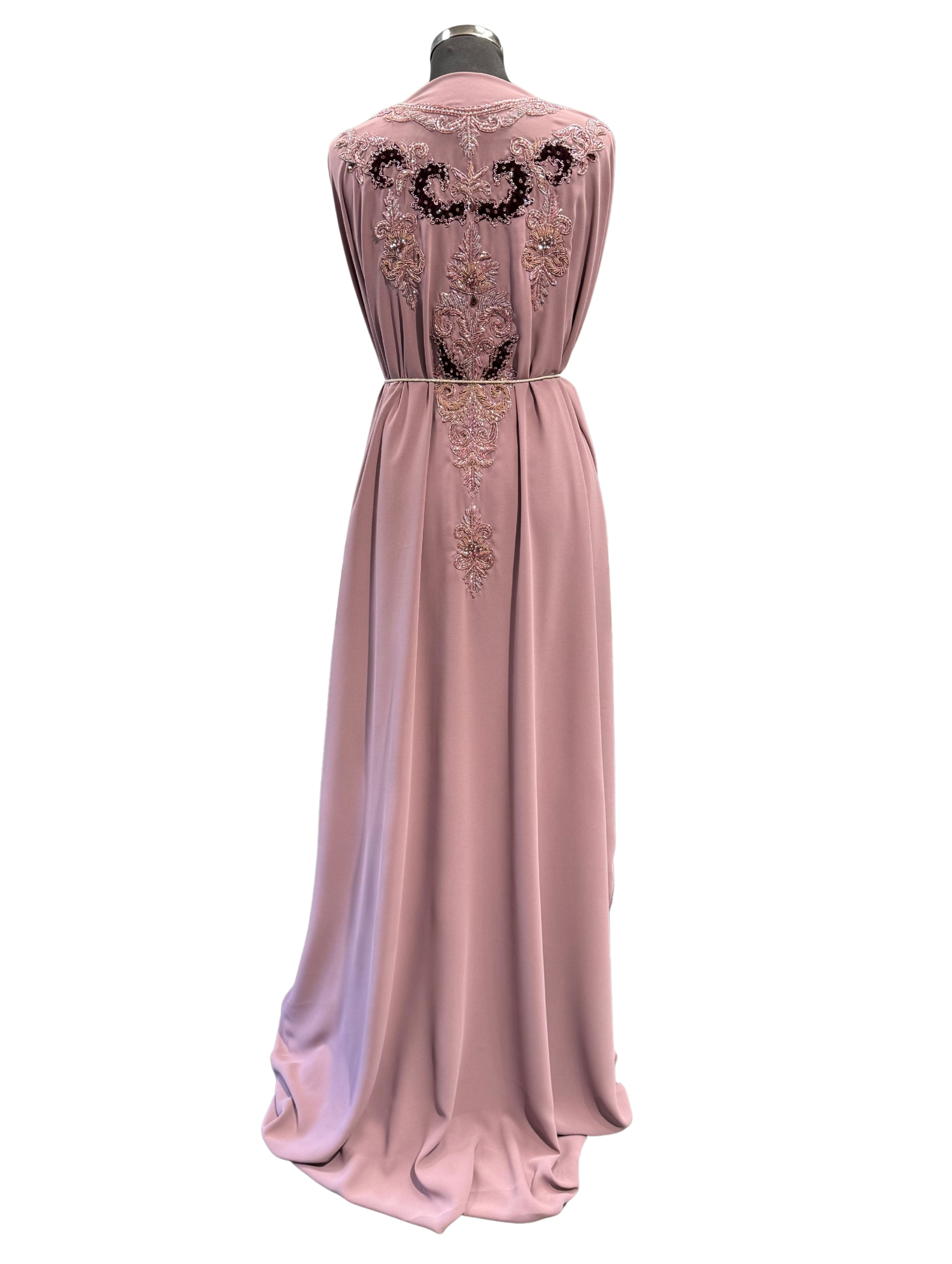 Achterkant van mauve roze crêpe stof voor takshita met soepel vallende structuur en egale afwerking.