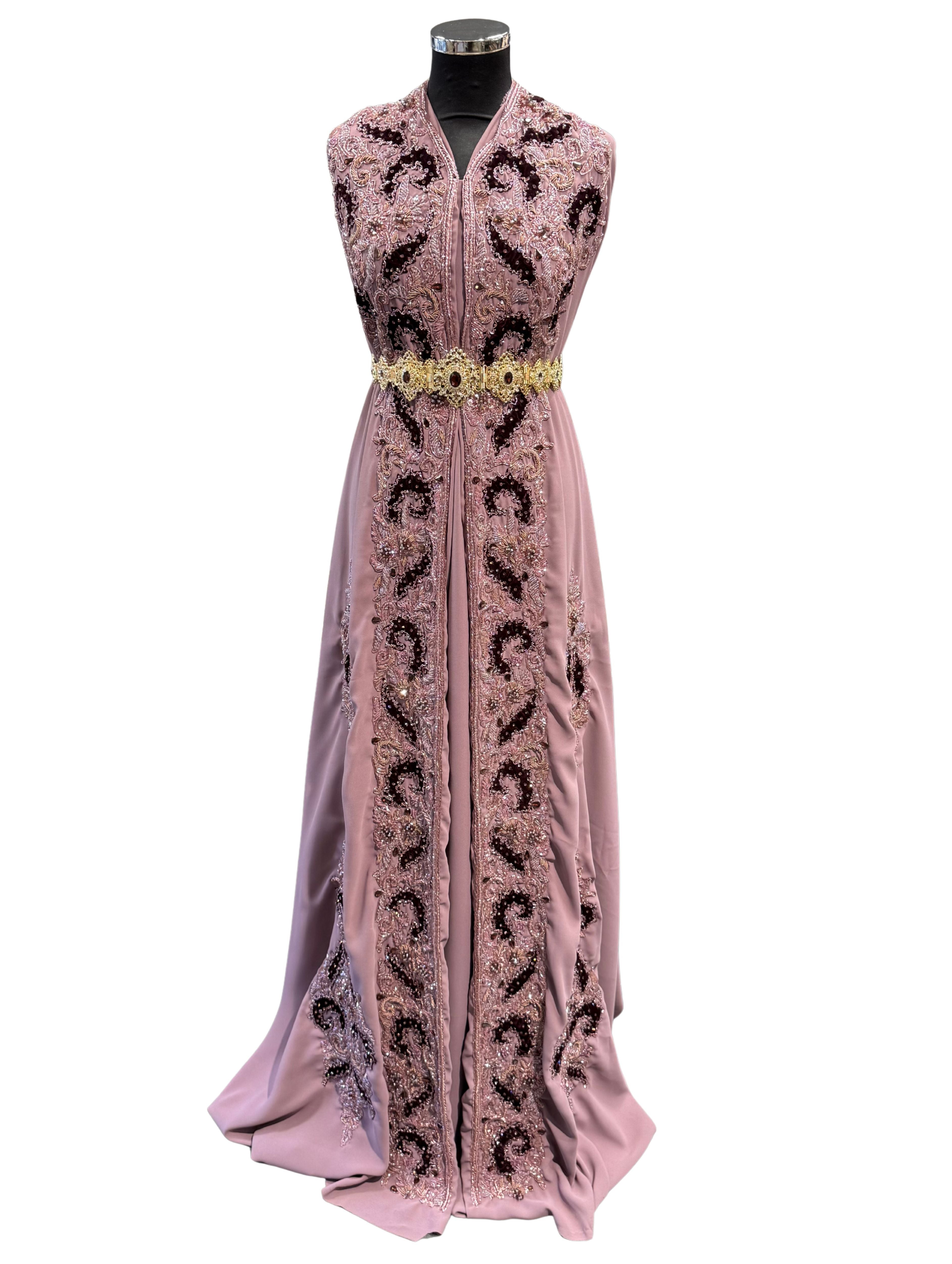 Voorkant van mauve roze crêpe stof voor takshita met tone-sur-tone borduursel van kralen, stenen en velours patches.