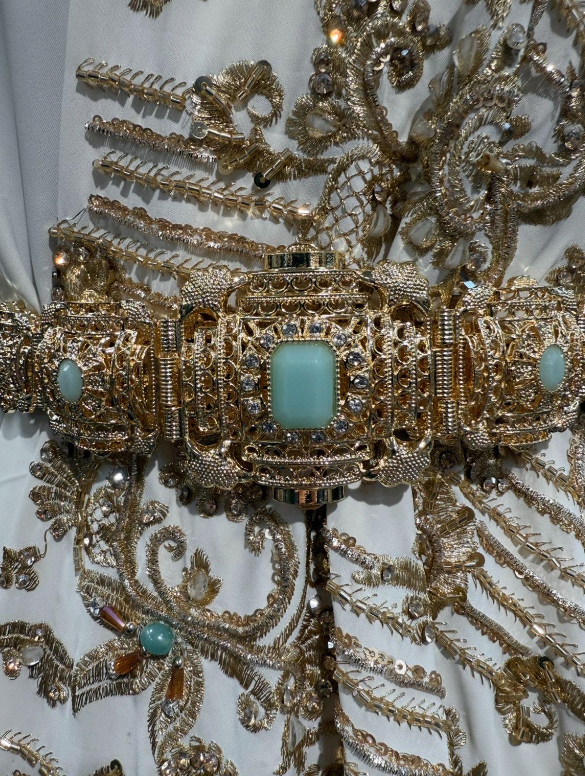 Marokkaanse taqlidi mdamma riem met pastelblauwe stenen en gouden details