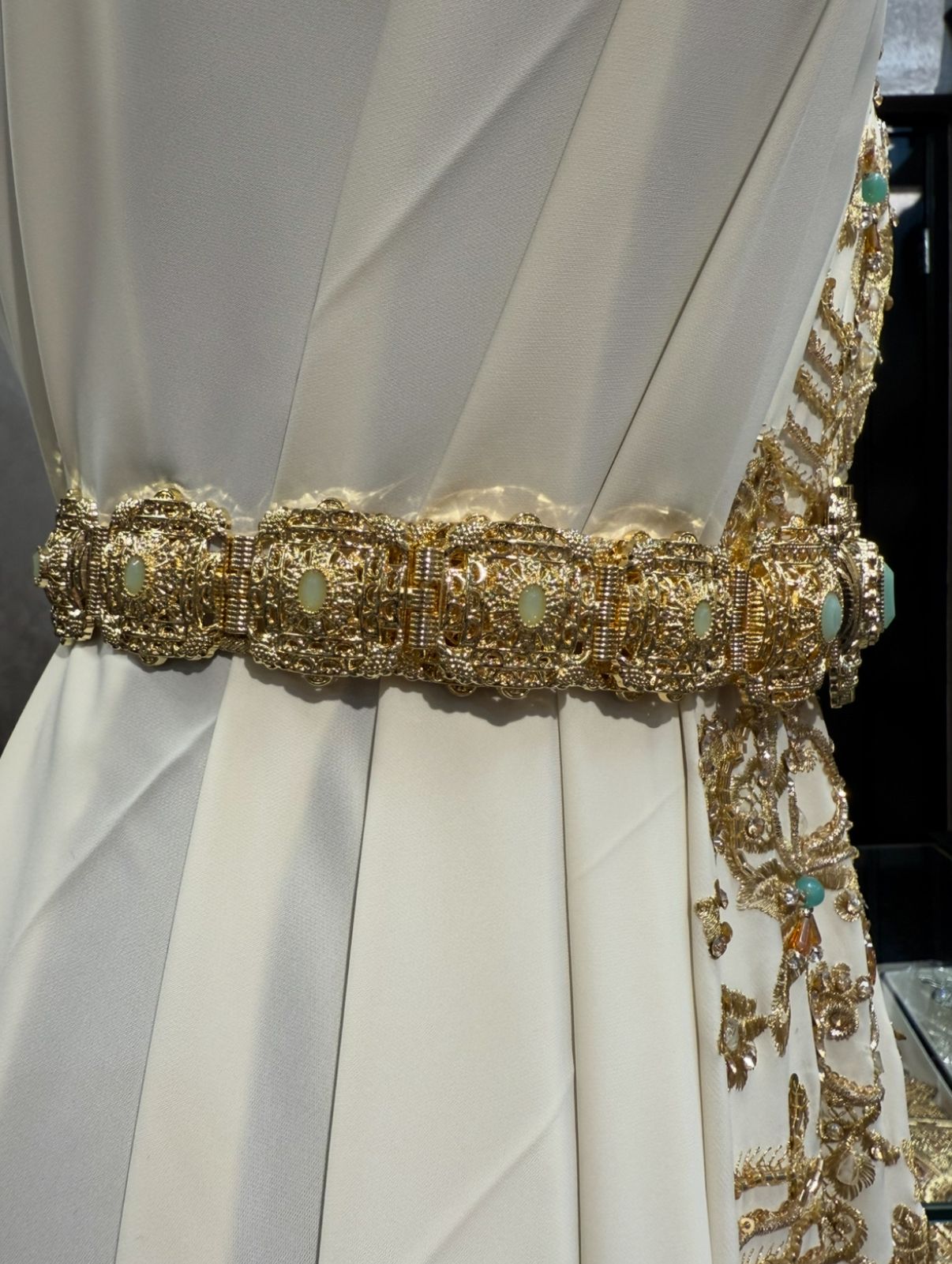 Marokkaanse taqlidi mdamma riem met pastelblauwe stenen en gouden details