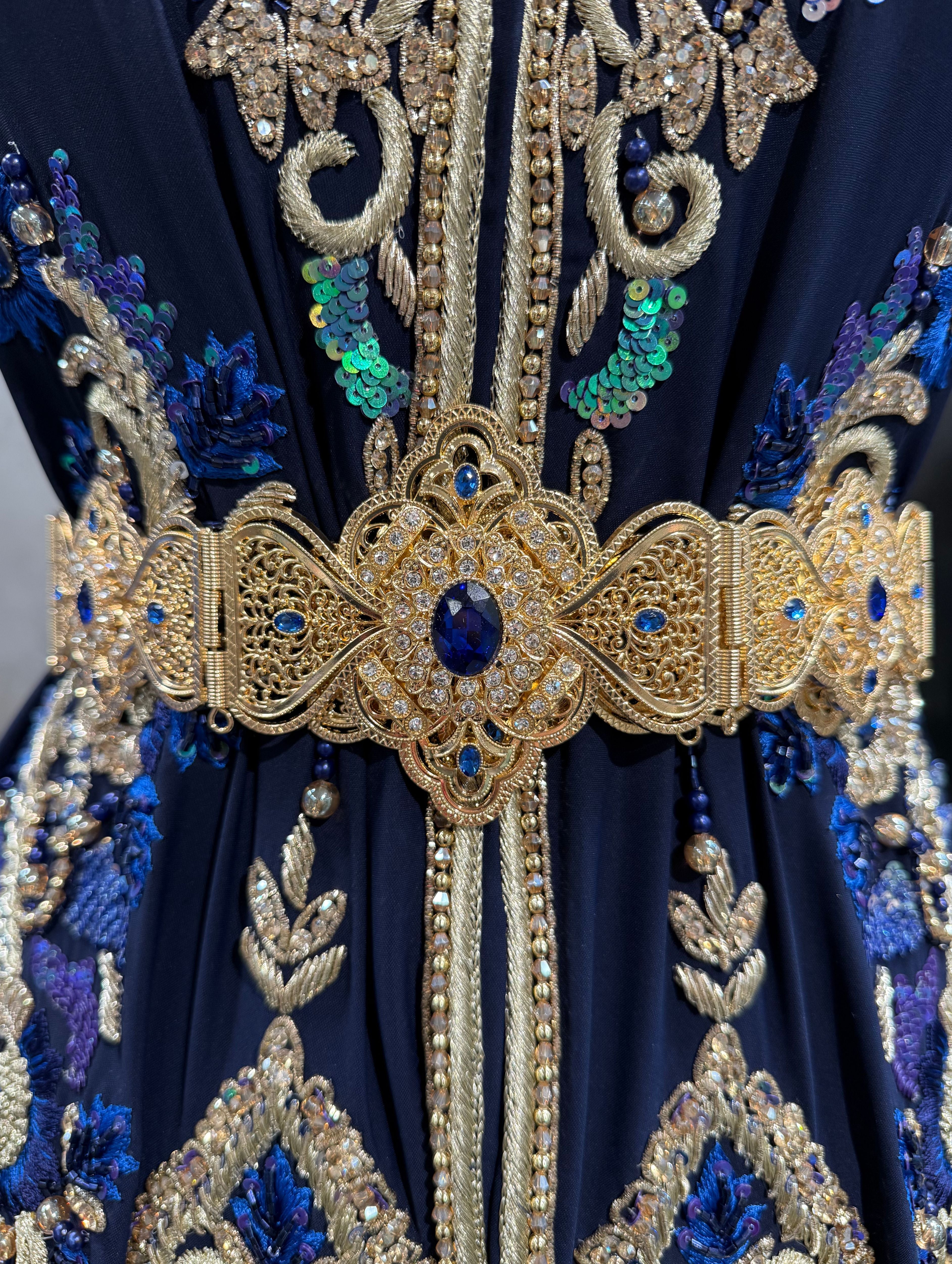 Vooraanzicht van mdamma taqlidi Marokkaanse riem in goud met kobaltblauwe stenen