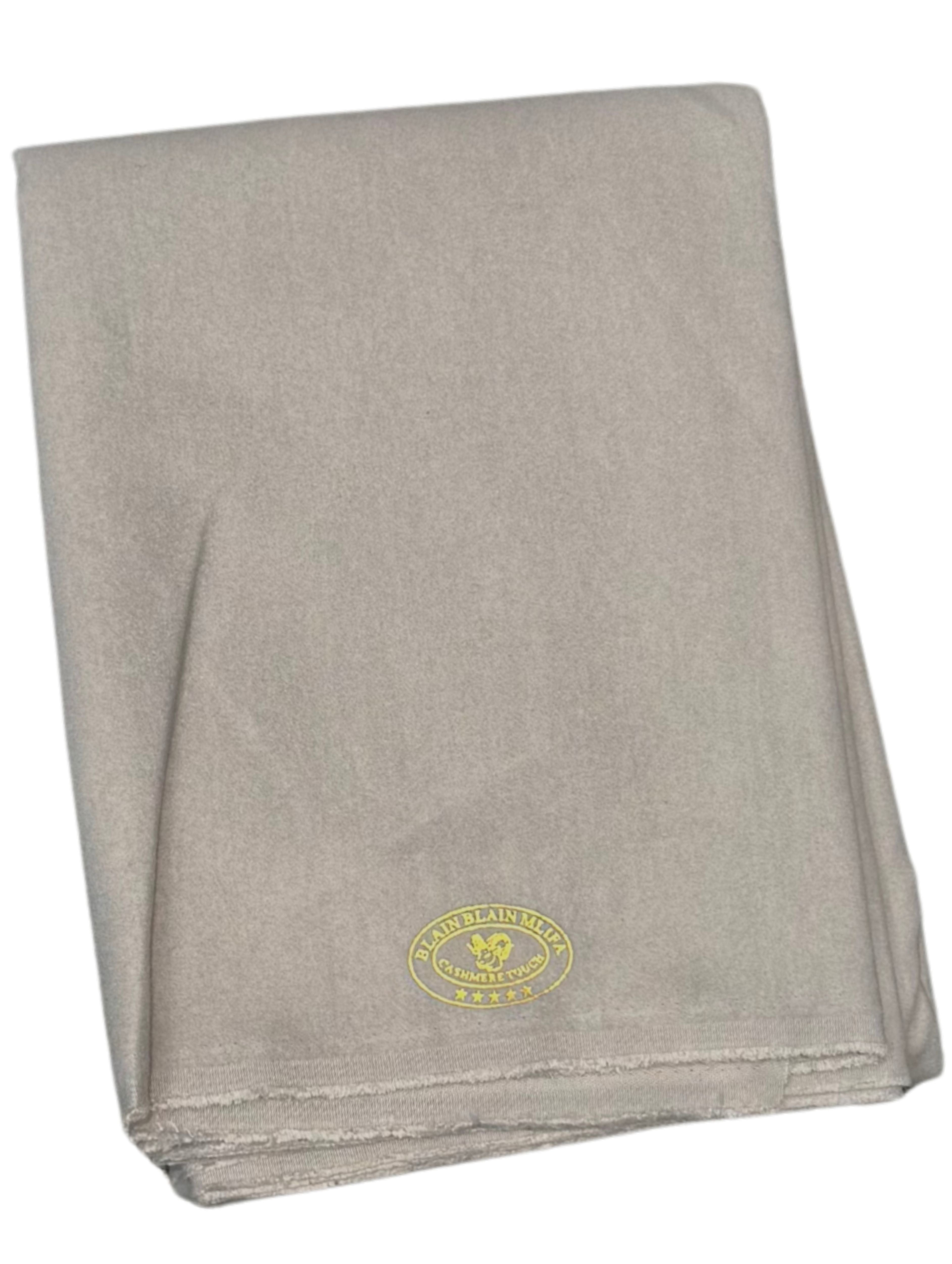 Lichtgrijze Mlifa Blain Blain stof met cashmere touch, geschikt voor het maken van traditionele Marokkaanse djellaba's en andere kledingstukken.