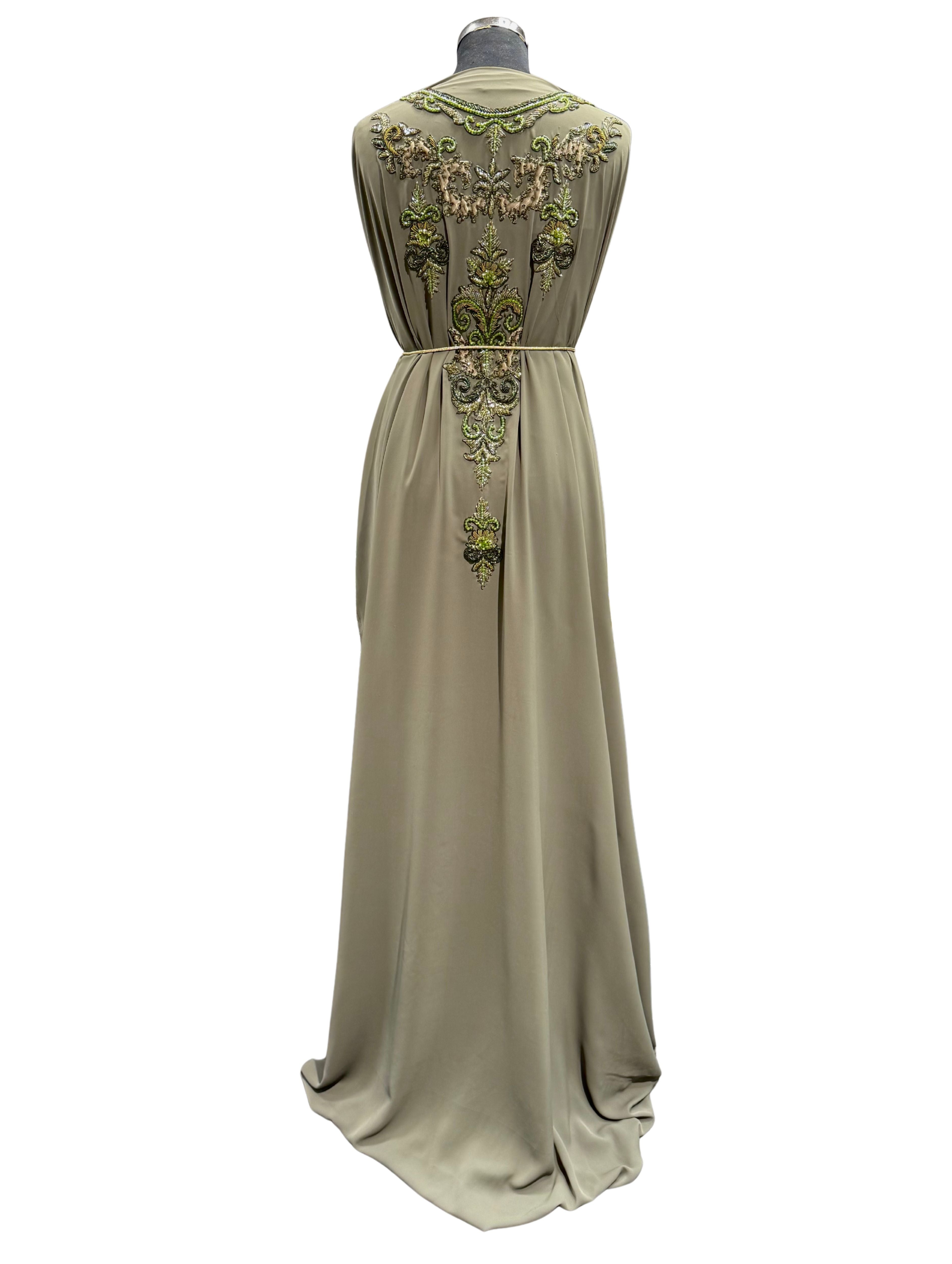 Achterkant van mosgroene soepel vallende crêpe stof met tone-sur-tone kralen, stenen en velours patches.