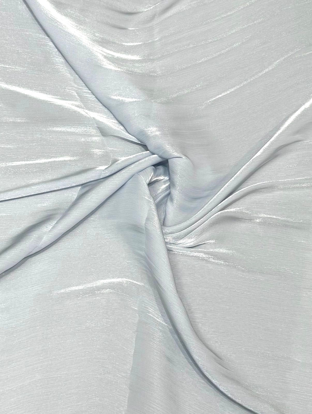 Ijsblauwe organza stof met subtiele glans, soepel vallend en ideaal voor takshita of feestkleding.