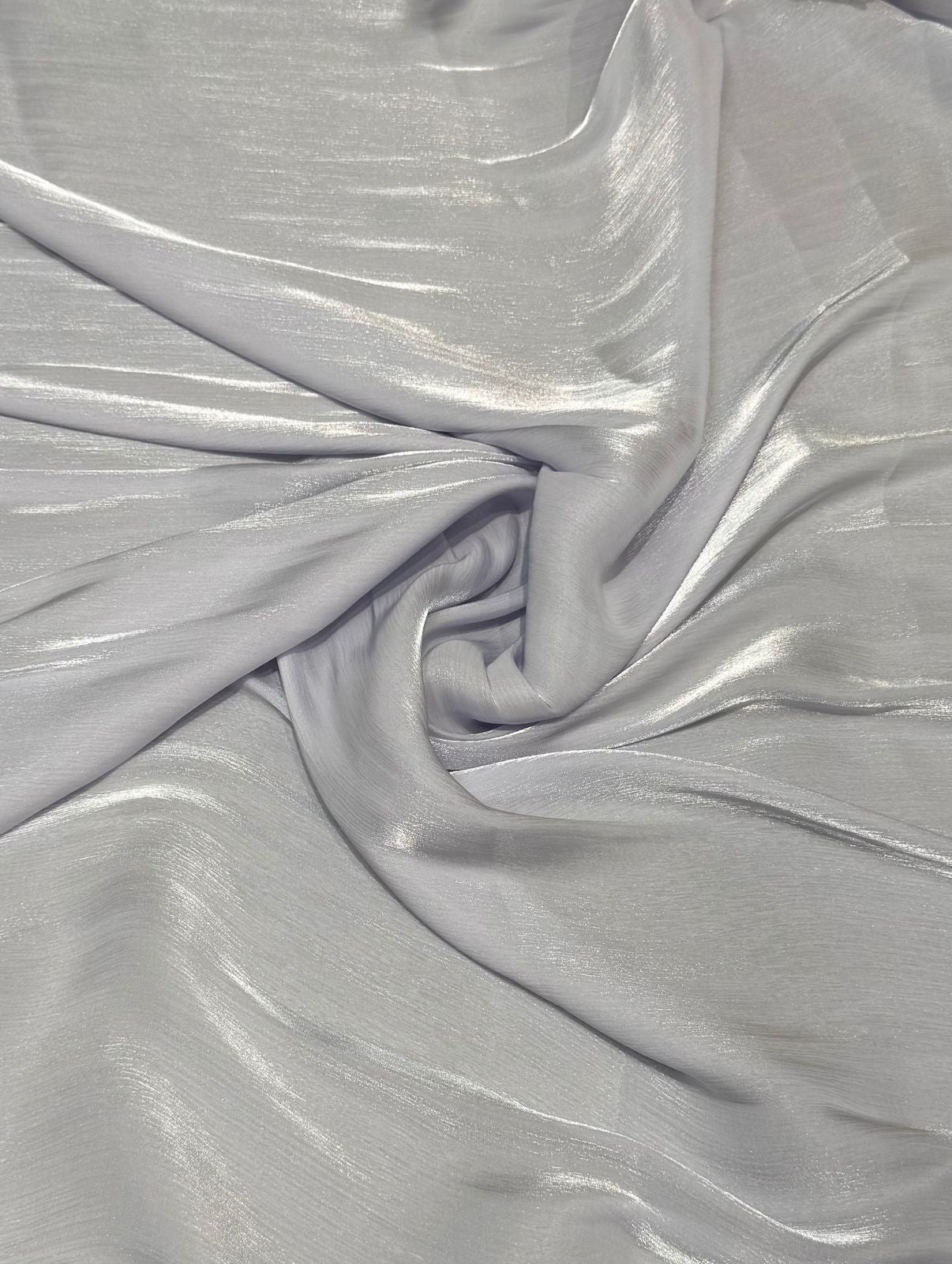 Licht grijze organza stof met subtiele glans, soepel vallend en ideaal voor takshita of feestkleding.