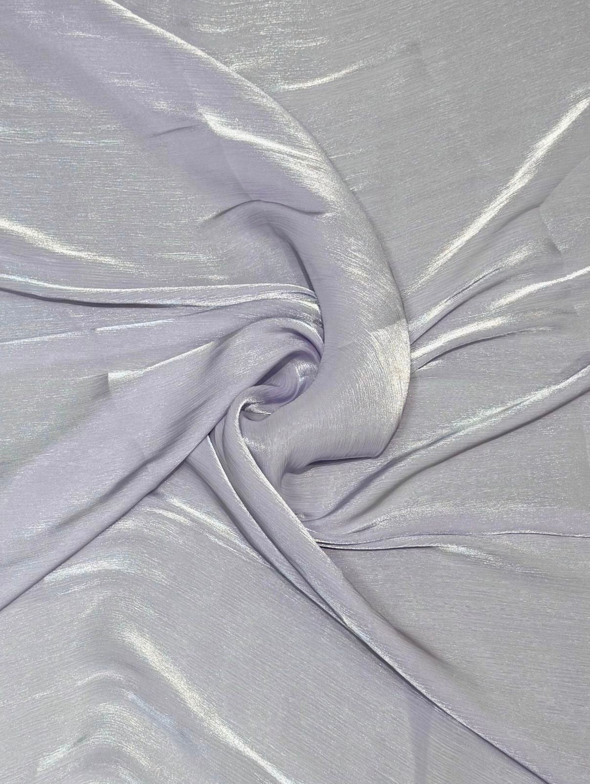 Licht lila organza stof met subtiele glans, soepel vallend en ideaal voor takshita of feestkleding.