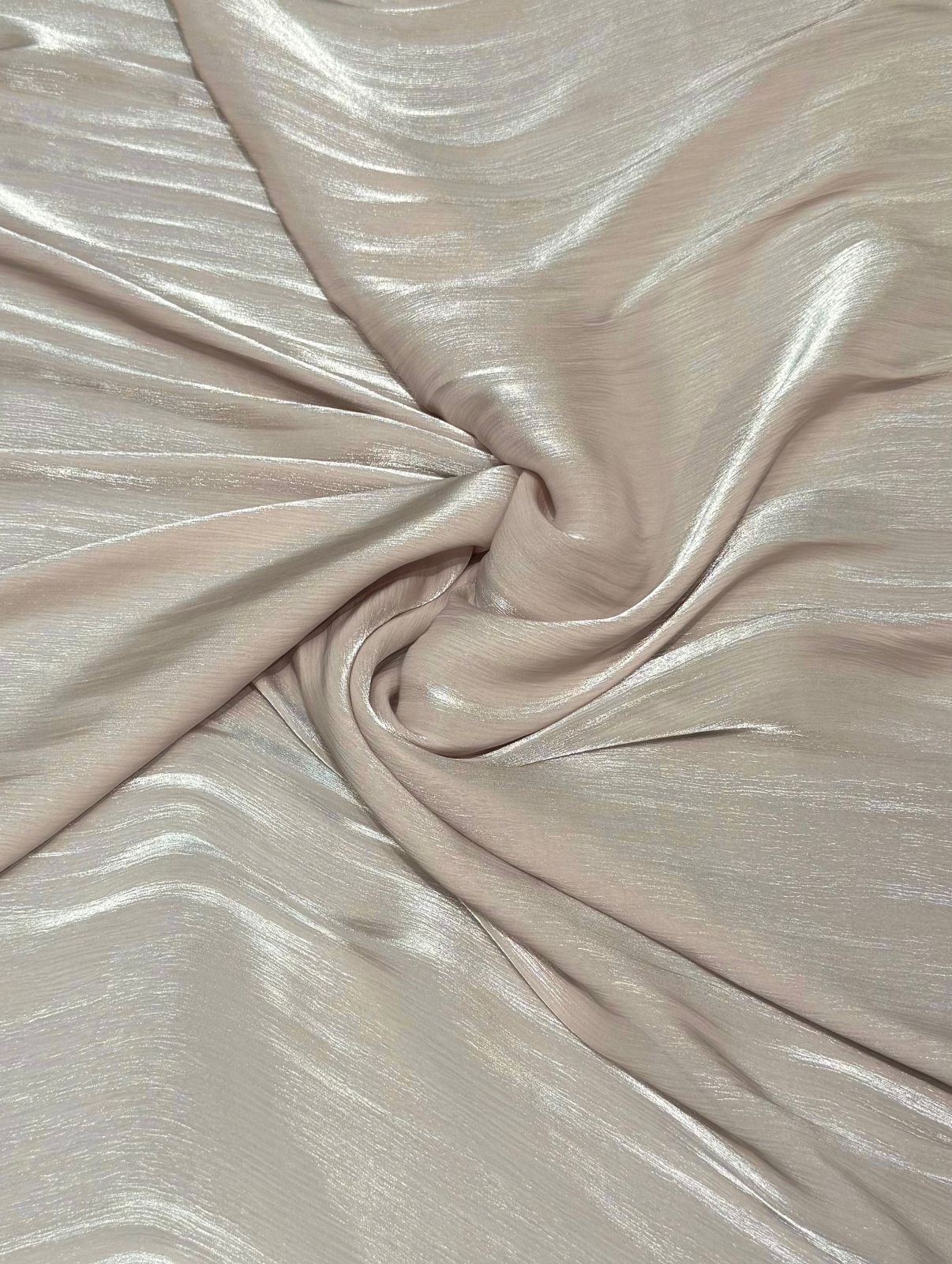 Organza stof in de kleur zandbush met subtiele glans, soepel vallend en ideaal voor takshita of feestkleding.