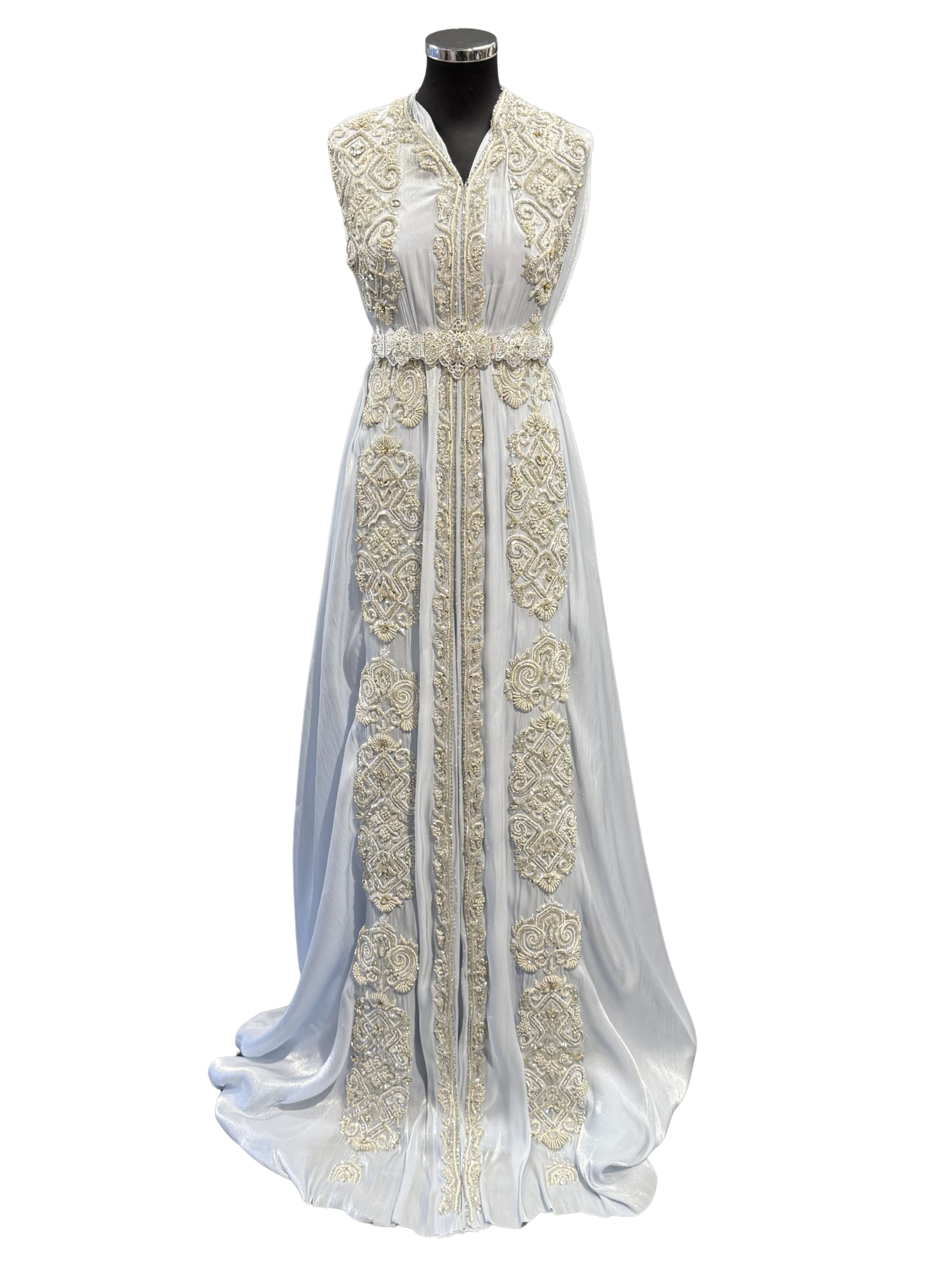 Voorkant van parelblauwe soepel vallende organza takshita stof, bewerkt met zilveren details, kralen en steentjes.