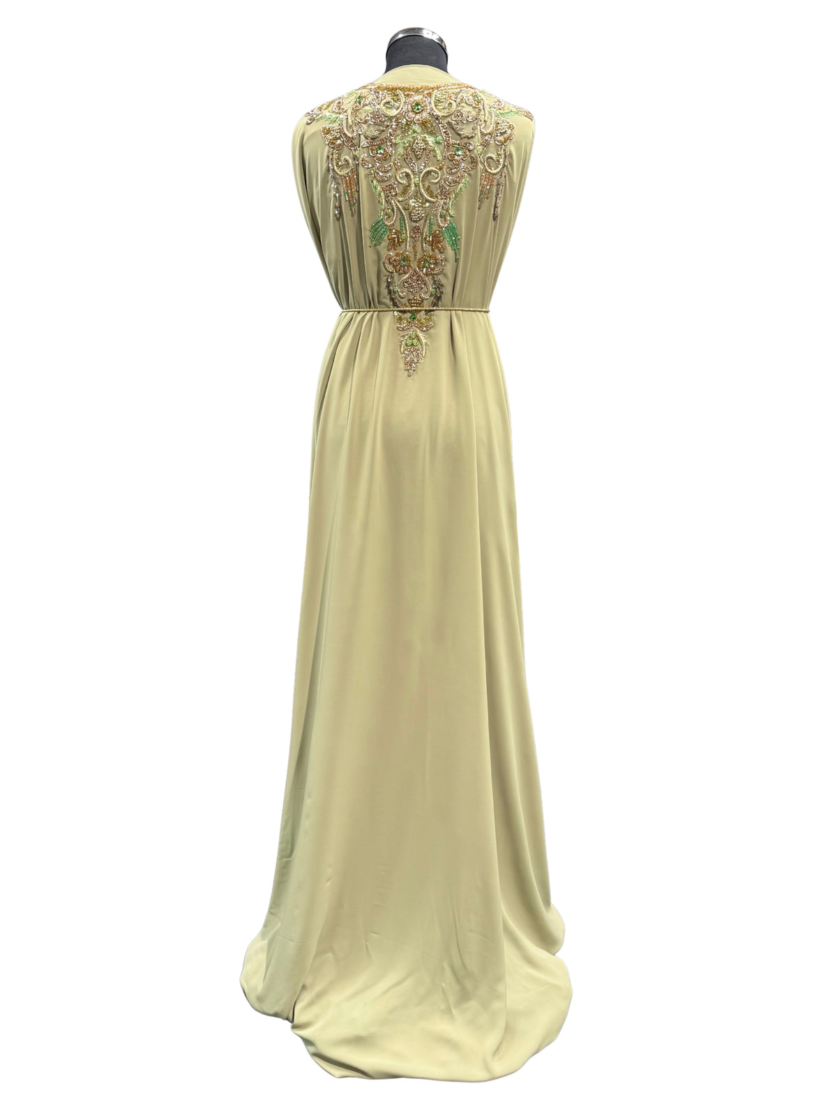 Pistachekleurige crêpe caftan stof met goudkleurige bewerking en groen borduurwerk.