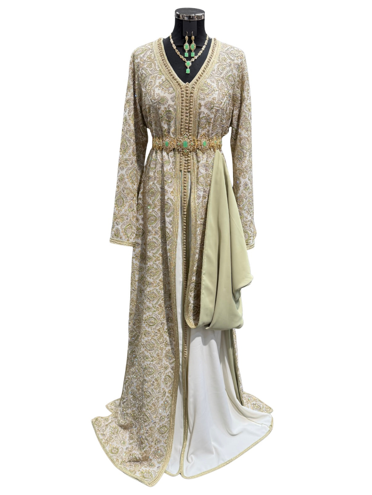 Crème kleurige ready-to-wear takshita met pistache bewerking, gouden details en pistache sfifa, geschikt voor speciale gelegenheden en traditionele Marokkaanse feesten.