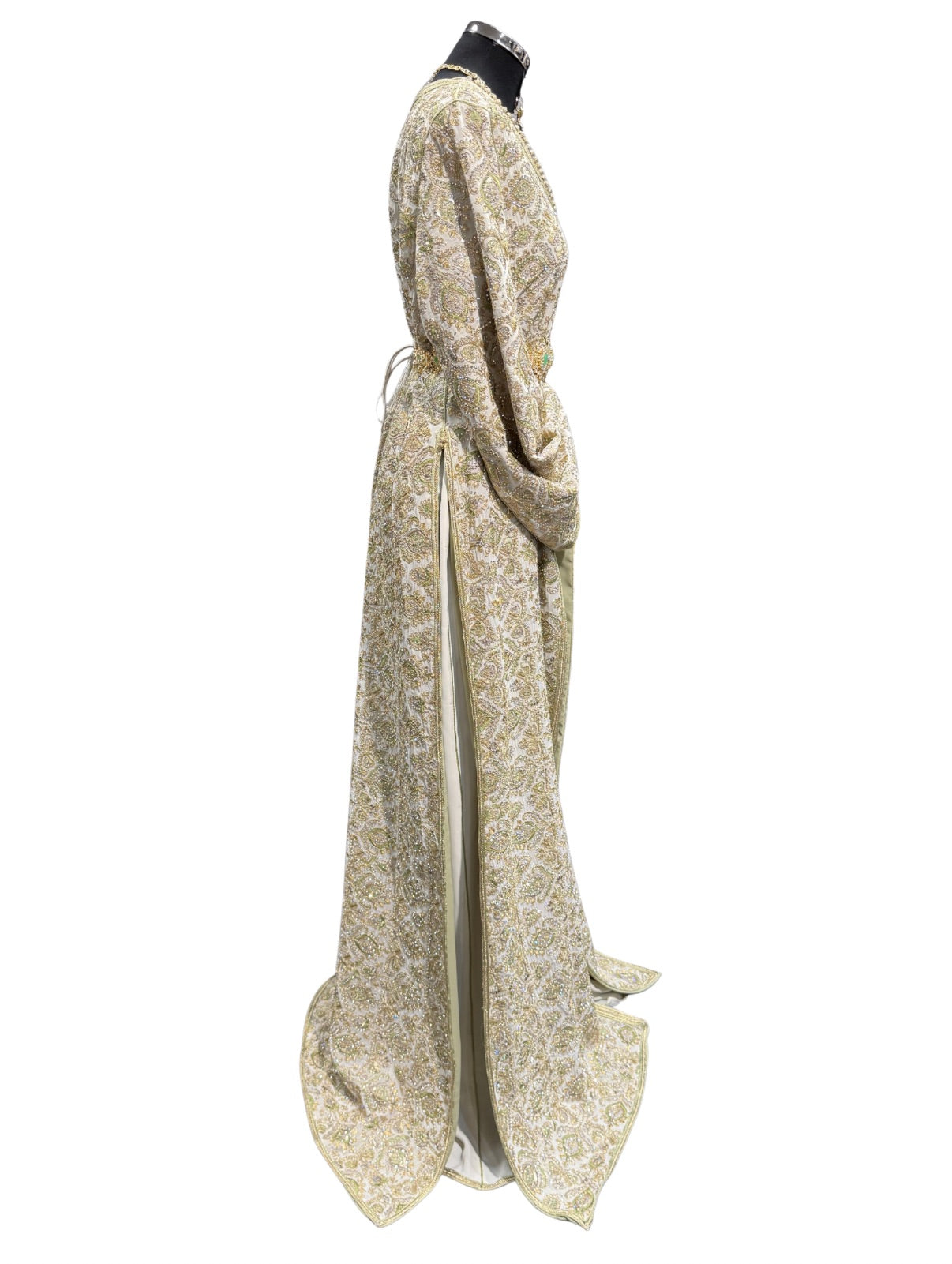 Crème kleurige ready-to-wear takshita met pistache bewerking, gouden details en pistache sfifa, geschikt voor speciale gelegenheden en traditionele Marokkaanse feesten.