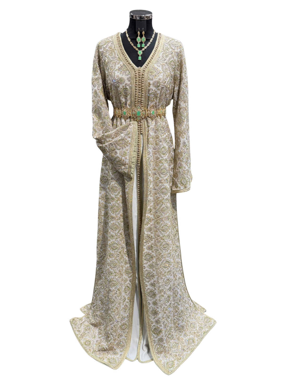 Crème kleurige ready-to-wear takshita met pistache bewerking, gouden details en pistache sfifa, geschikt voor speciale gelegenheden en traditionele Marokkaanse feesten.