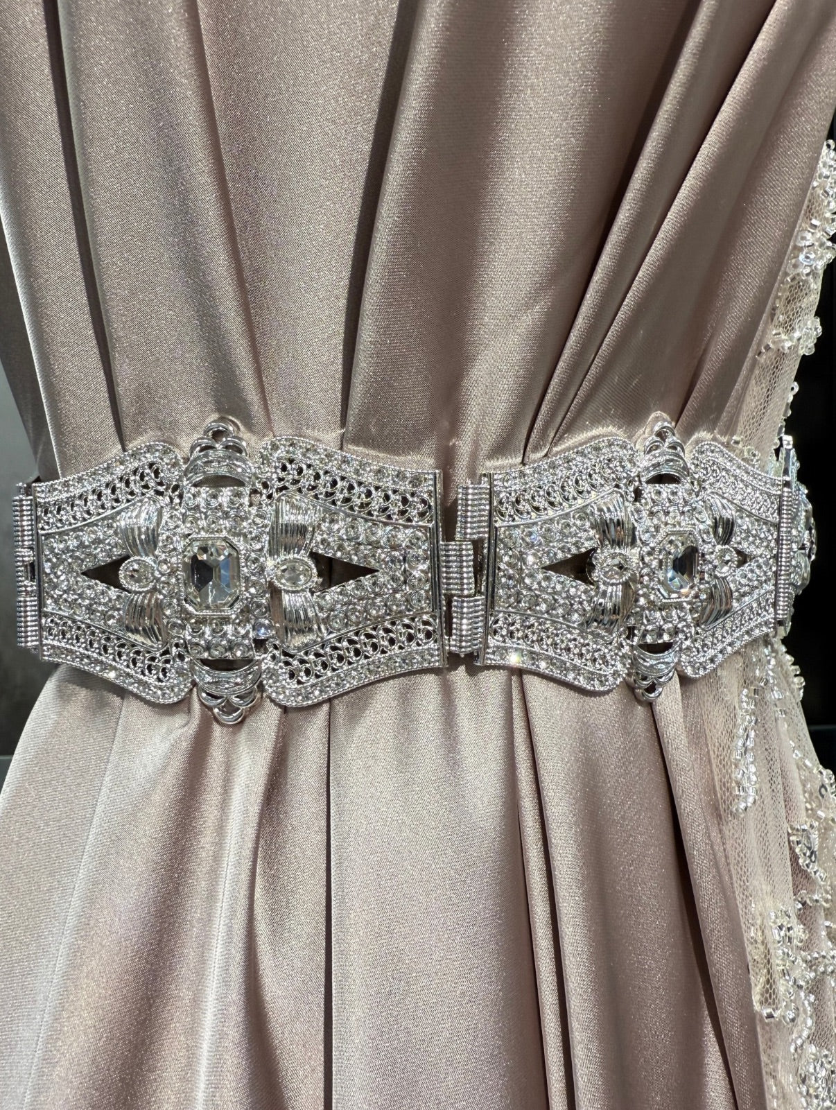 Elegante zilveren taqlidi riem, traditionele Marokkaanse mdamma riem versierd met stralende steentjes, ideaal bij een takshita