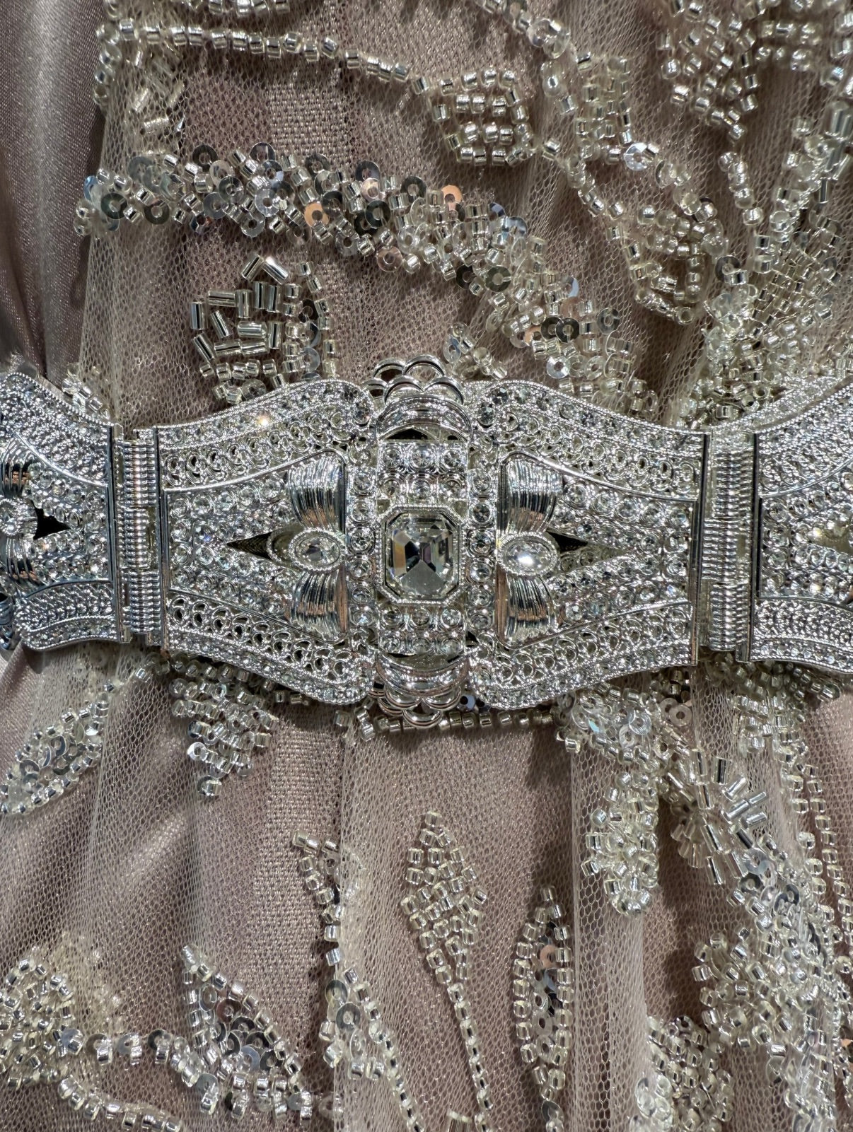 Elegante zilveren taqlidi riem, traditionele Marokkaanse mdamma riem versierd met stralende steentjes, ideaal bij een takshita