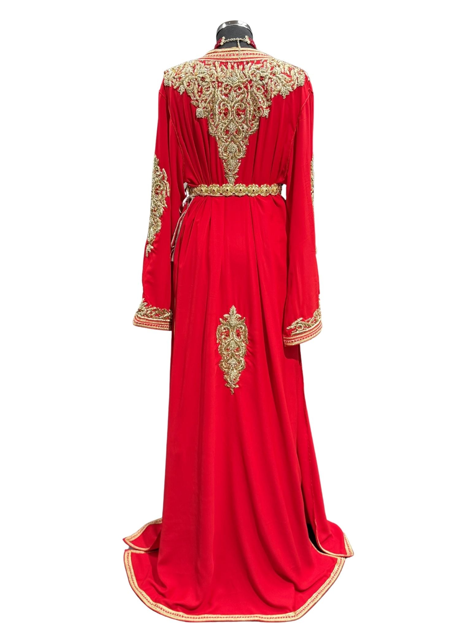 Kant-en-klare Marokkaanse takshita in het rood met gouden sfifa, perfect voor bruiloften en feestelijke gelegenheden.