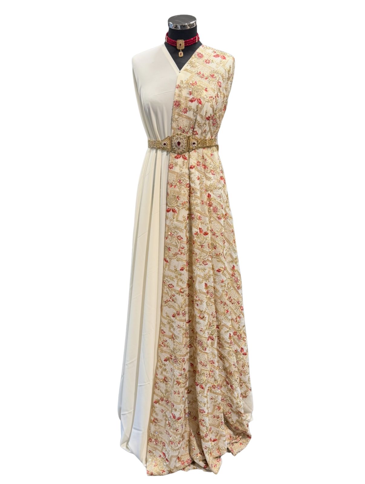 Crème sari stof met gouden en rode borduursels en gouden steentjes, ideaal voor caftan, takshita, dirac of xeftan.