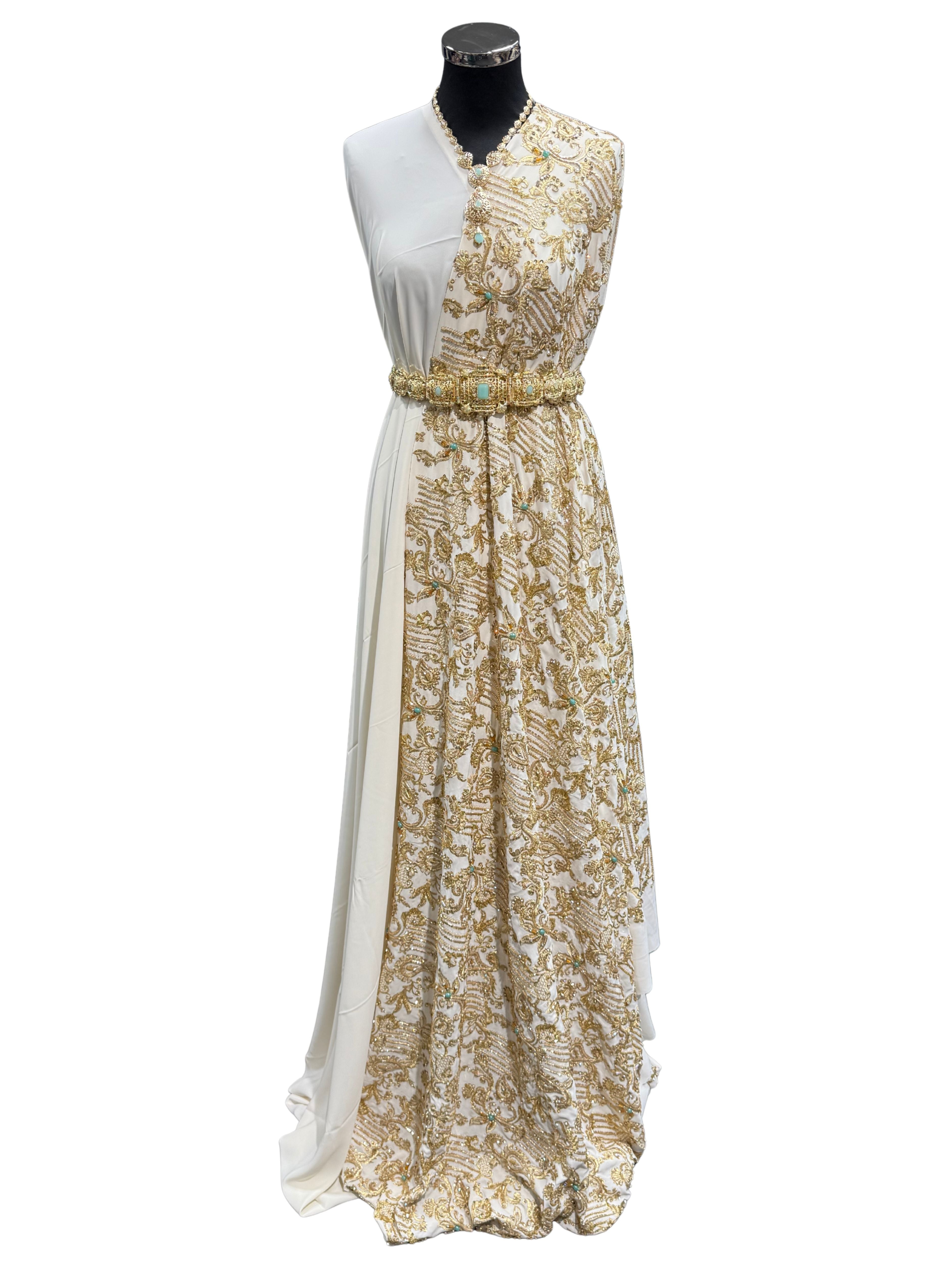 Crème sari stof volledig bewerkt met stenen en kralen, geschikt voor caftan, takshita, dirac of xeftan.