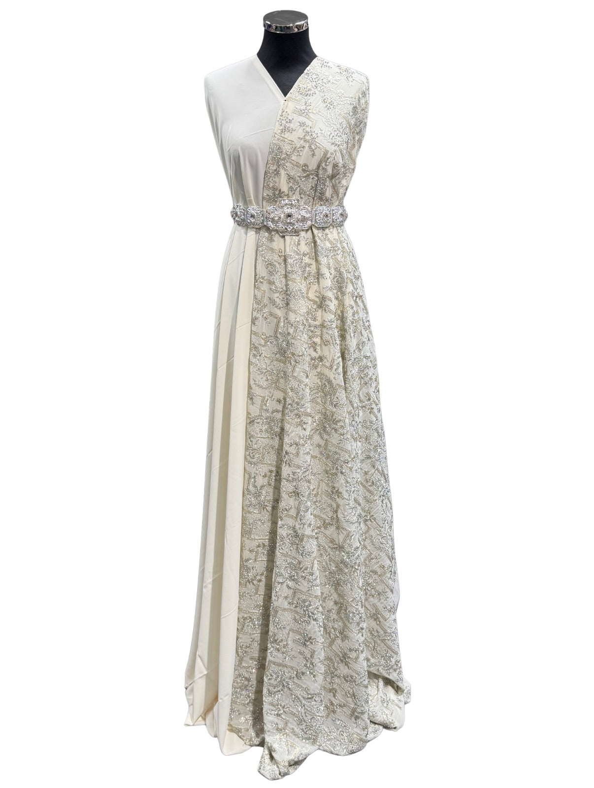 Crème sari stof met zilveren bewerking en zilverkleurige steentjes, geschikt voor caftan, takshita, dirac of xeftan.