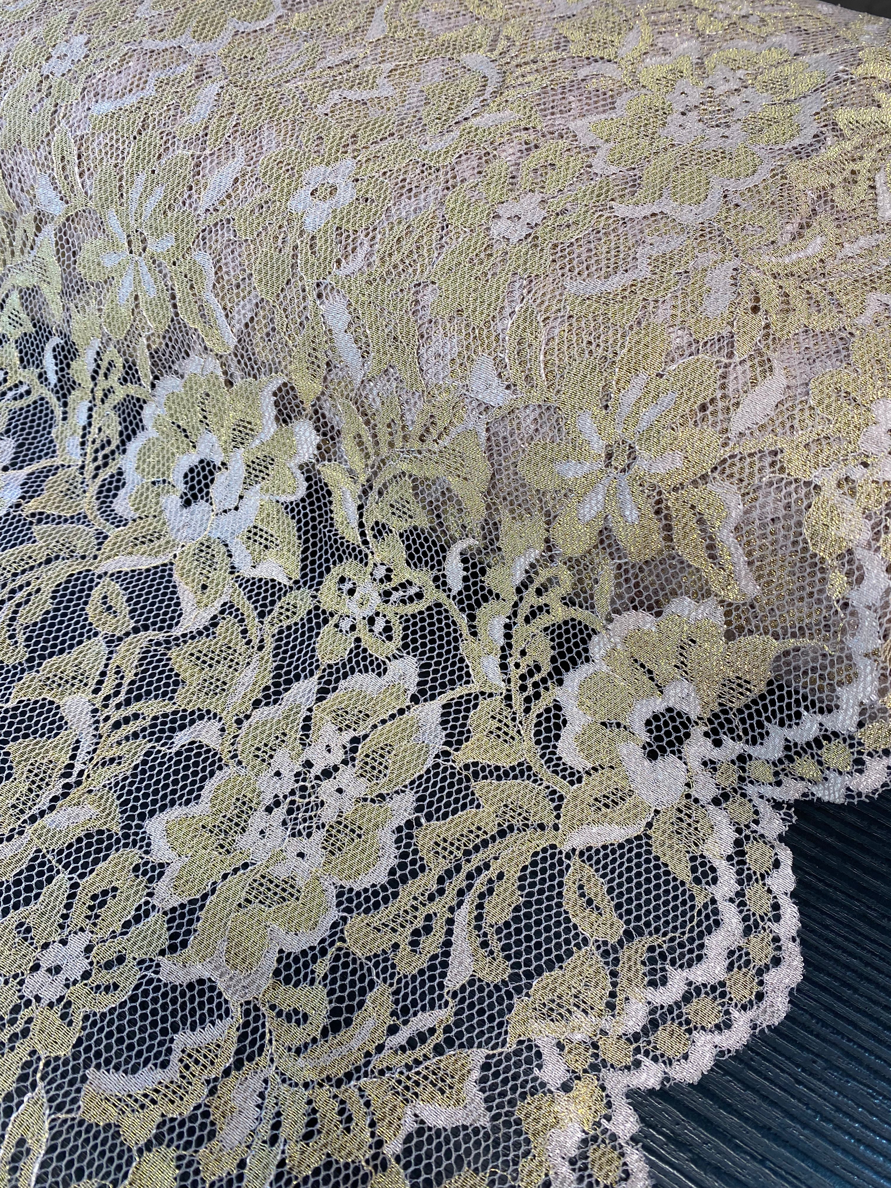 Taupe sluierkant stof met gouden details, geschikt voor sluiers, jurken en decoratieve afwerkingen.